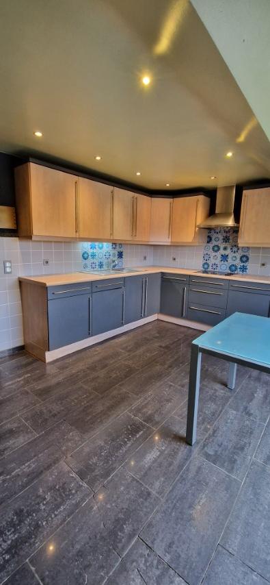 Ruime EENGEZINSWONING met grote leefruimten, 2 slaapkamers en mooi terras, woning met mogelijkheden, op 1 are 33 ca. foto 28