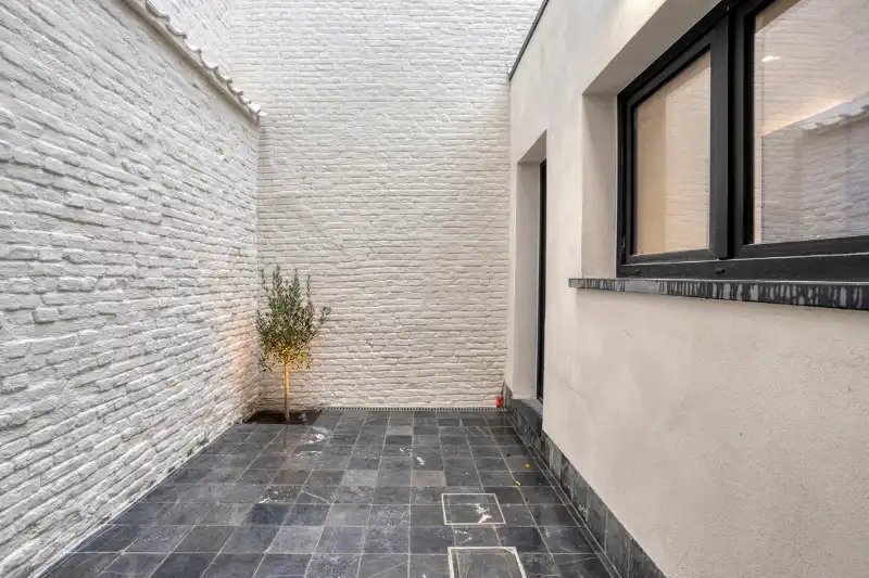 Verscholen achter een charmante groene gevel: prachtig gerenoveerde woning met 3 slaapkamers foto 5