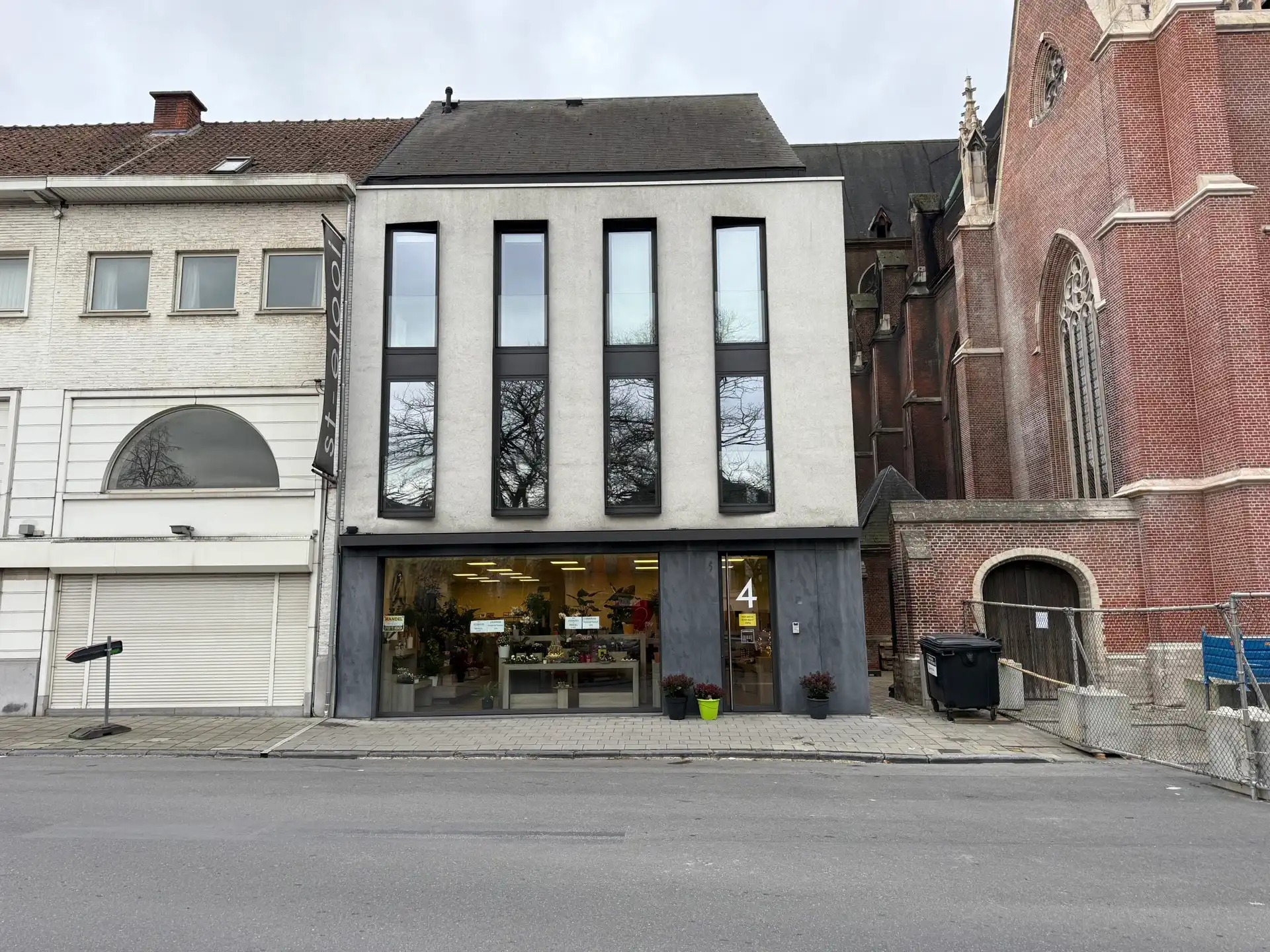 AALST-CENTRUM - Commercieel handelspand met ruim appartement op TOPlocatie. foto {{pictureIndex}}