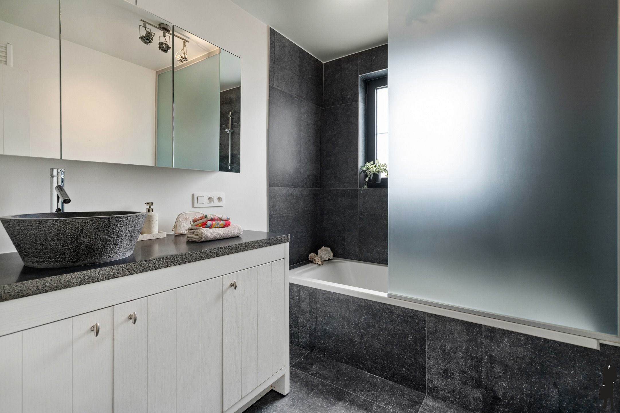 Gerenoveerde woning met 5 ruime slpks, 3 badks en ZW tuin foto 37