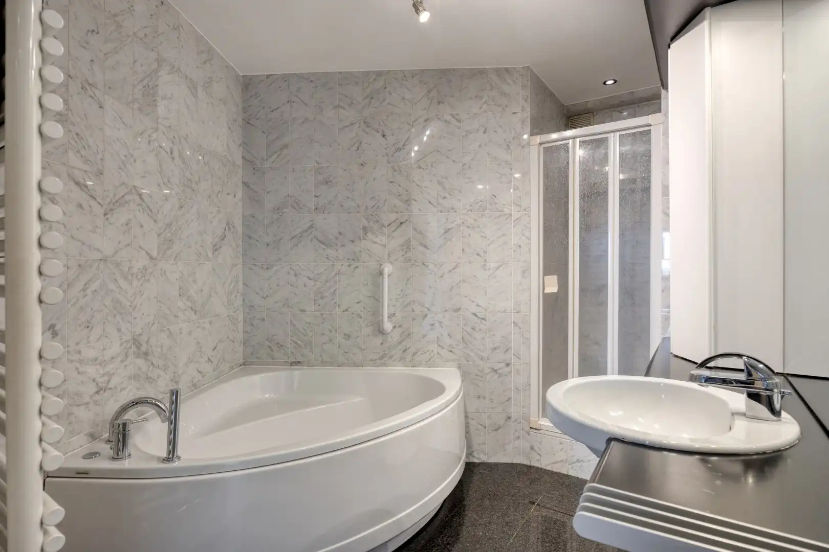 Ruim appartement met zonnig terras, stadscentrum Tongeren - centrale ligging en open uitzicht foto 18