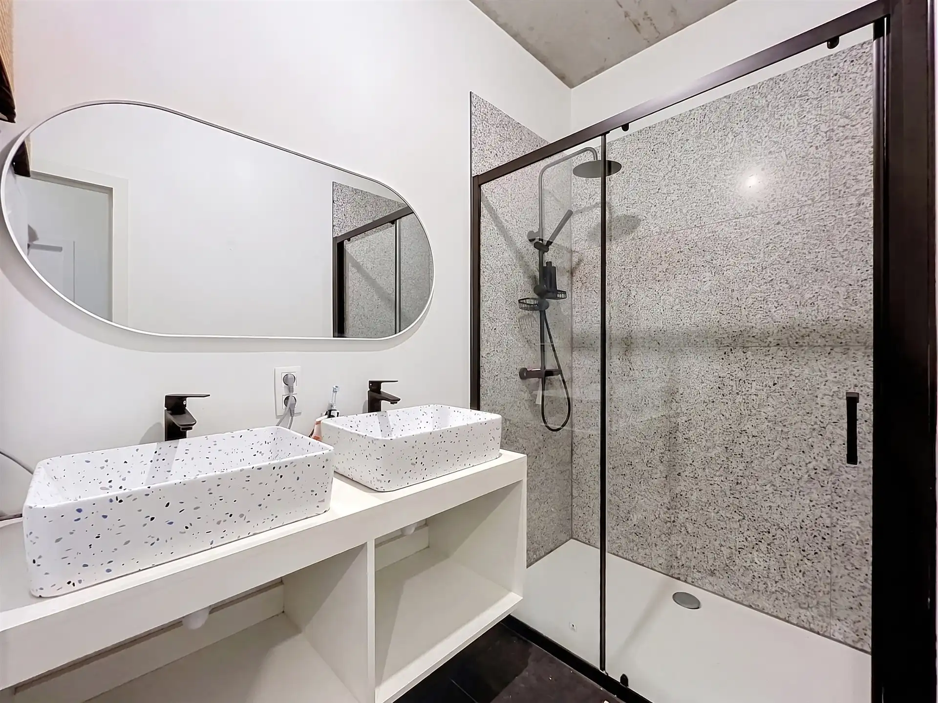 Modern gelijkvloers appartement met tuin van 200m²! foto 18