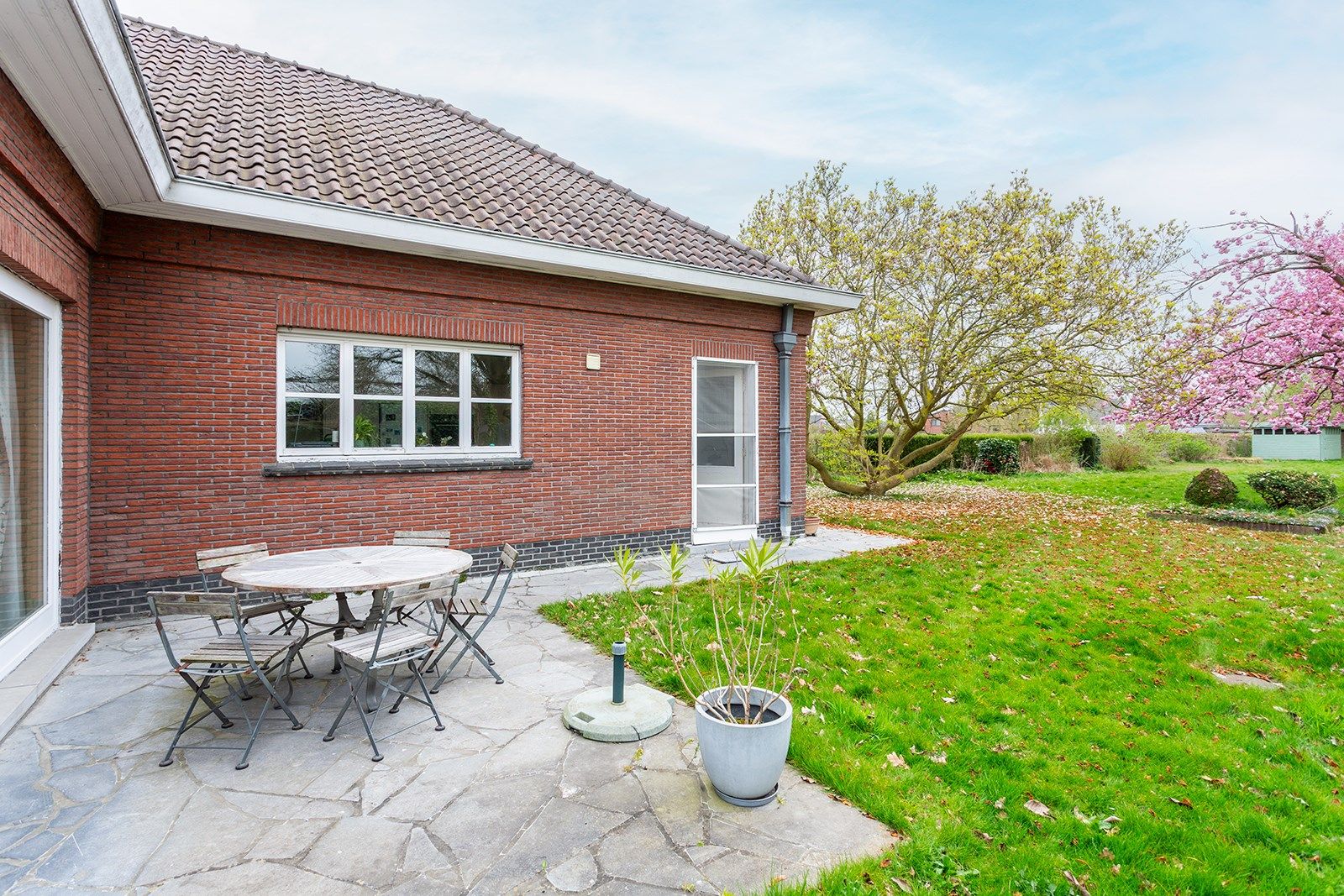 Jaren 70 villa op ruim perceel  foto 2