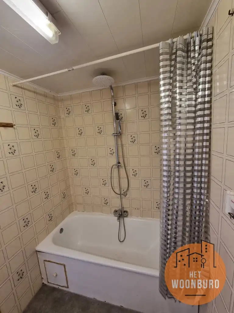 Woning in goede staat met 2 slpks, veranda en garage foto 10