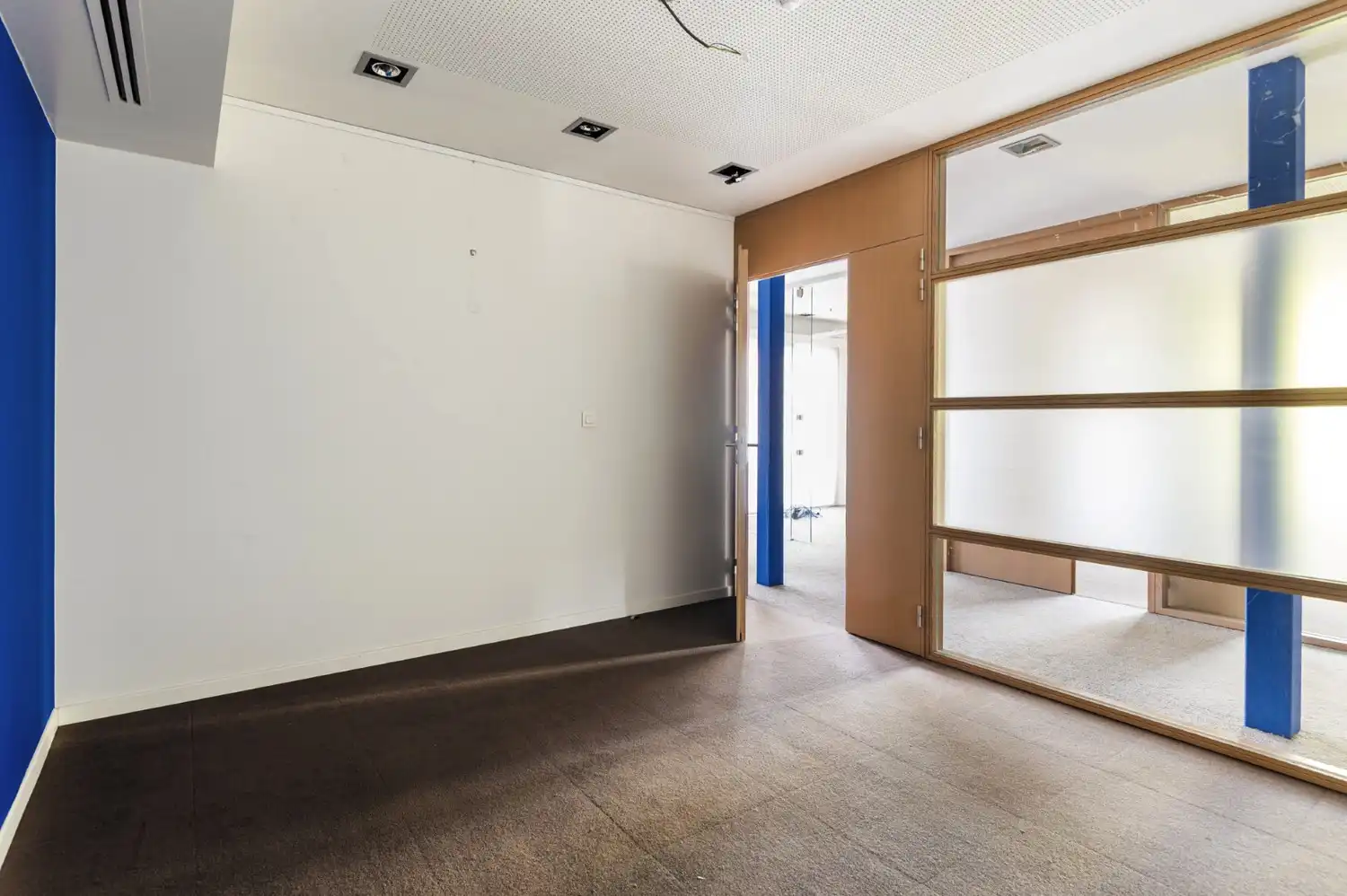 VERZORGD KANTOORGEBOUW MET PARKING! foto 9