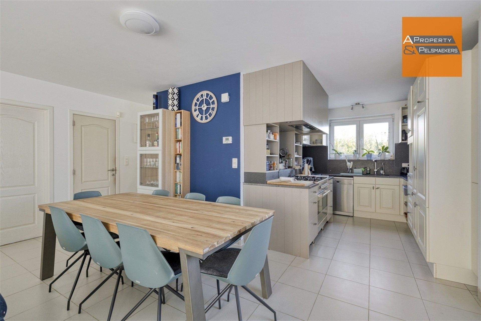 Gelijkvloers appartement met 2 slaapkamers 2 staanplaatsen en tuin foto 8