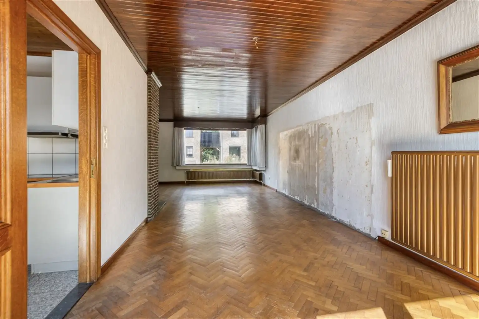 Vrijstaande woning met 3 slaapkamers, ruime tuin en garages op een riant perceel van 9a18ca, rustig gelegen nabij het centrum van Maaseik.  foto 4