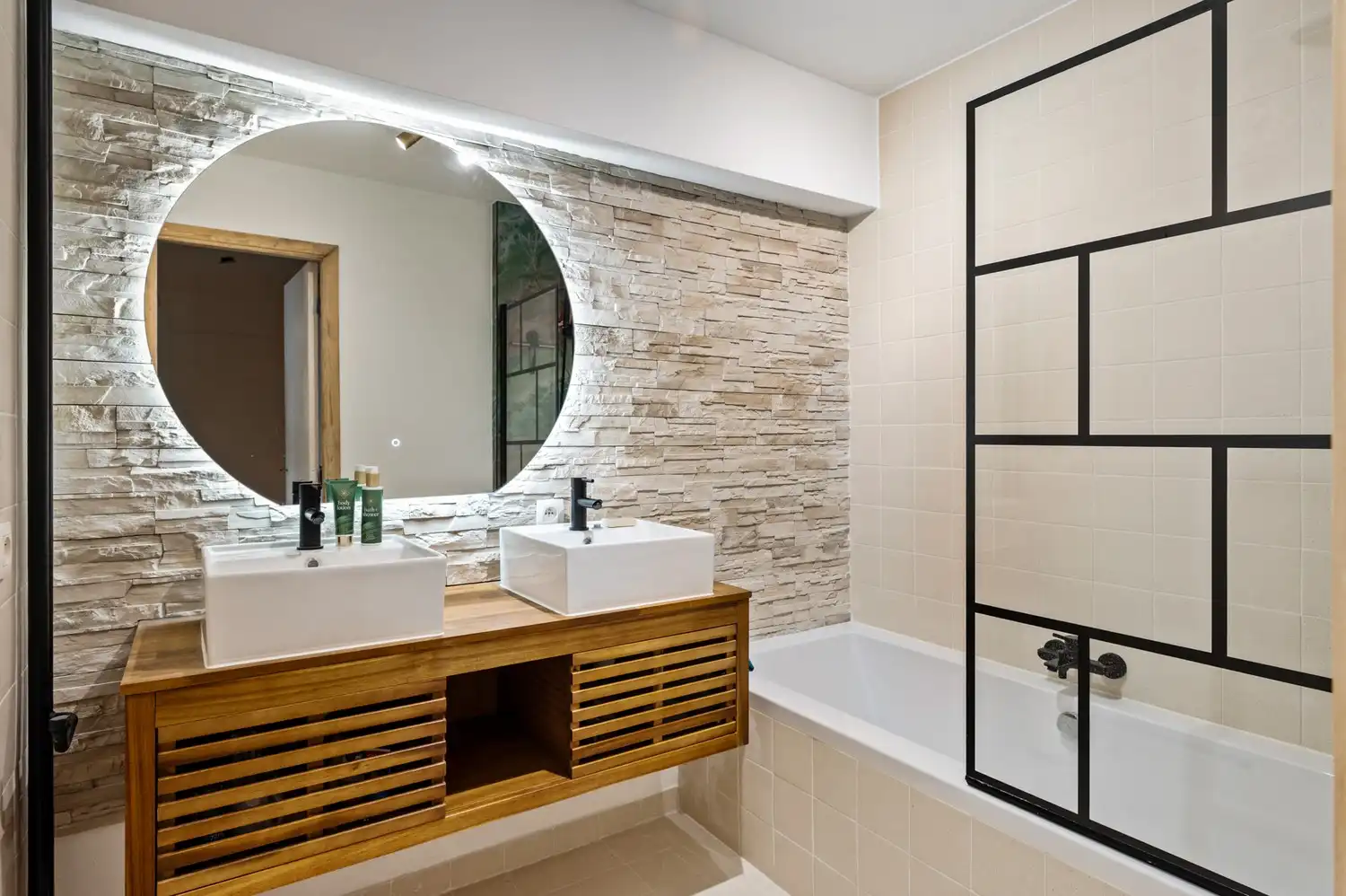 Gerenoveerd appartement met 2 slaapkamers en staanplaatsen te Antwerpen! foto 8