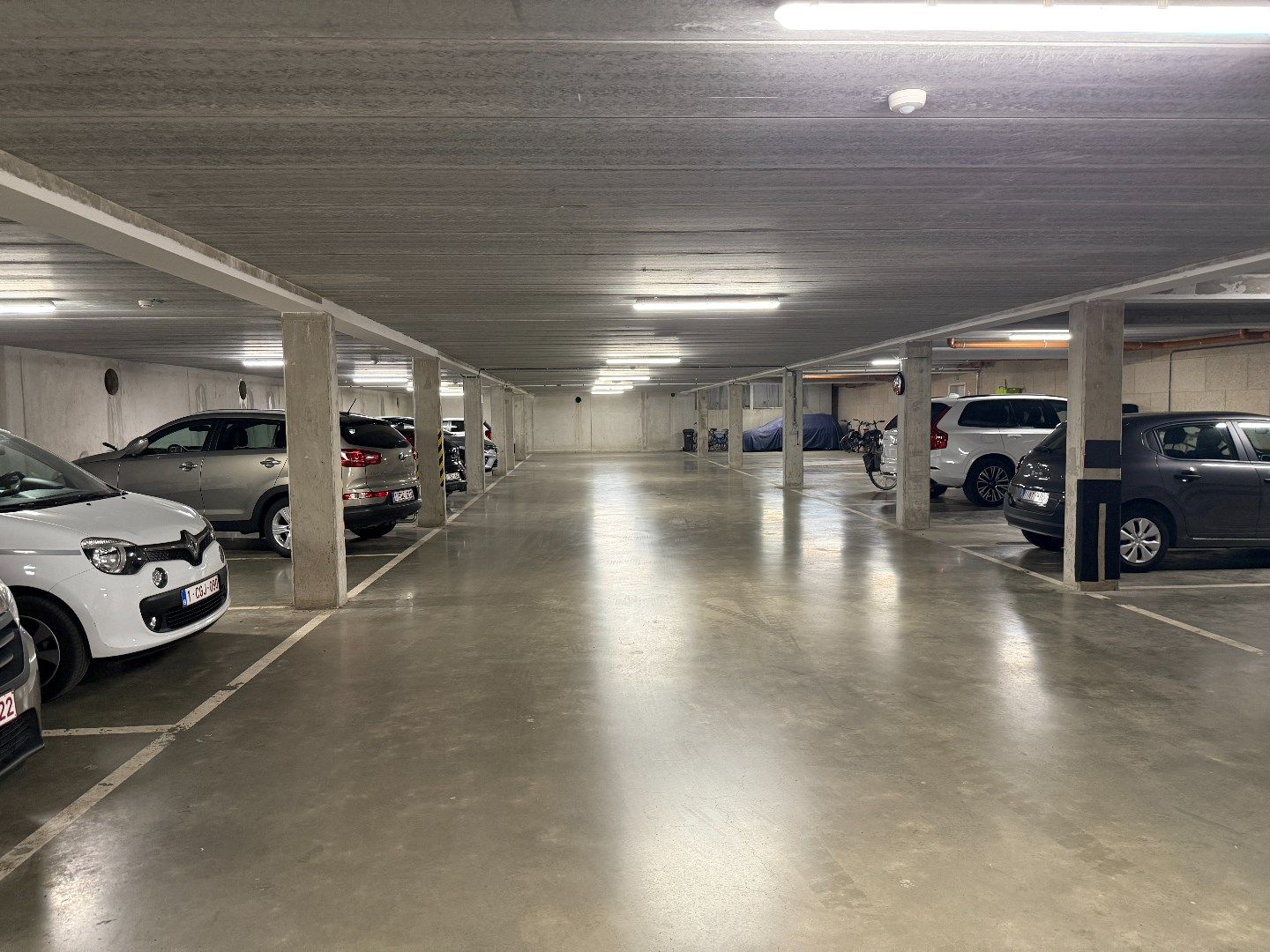 Ondergrondse autostaanplaats in residentieel appartementsgebouw foto 6