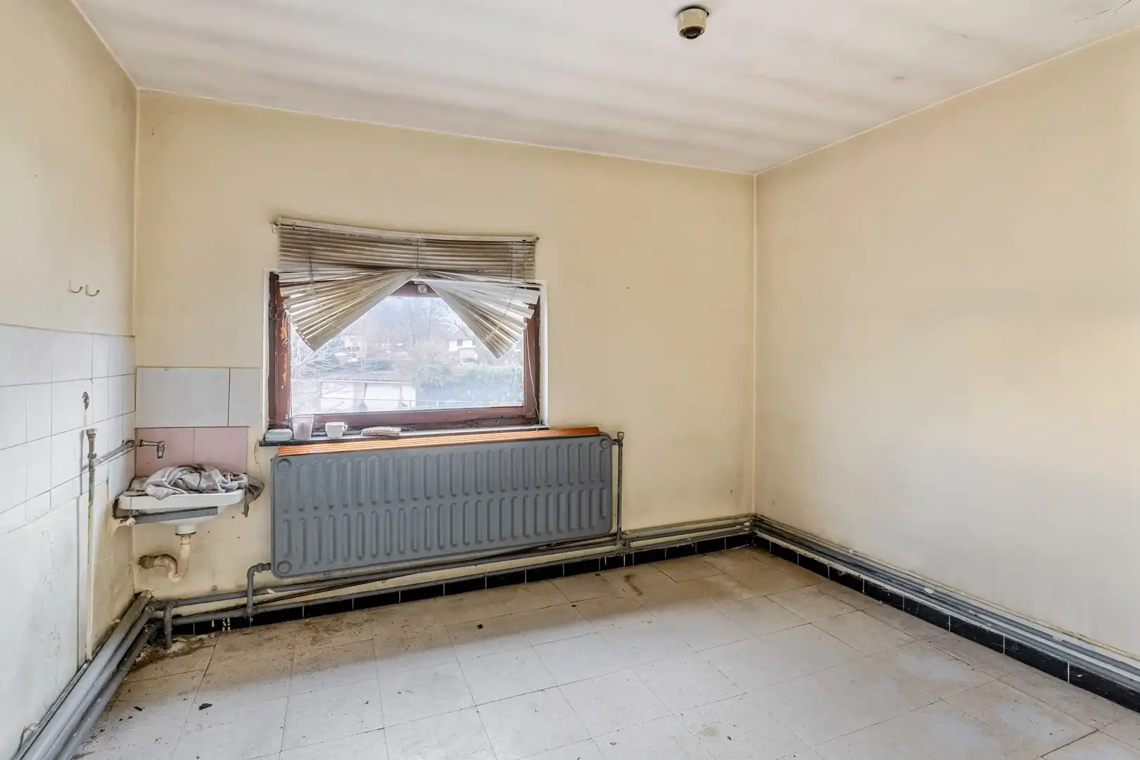 Woning met uitzonderlijk potentieel voor totale renovatie in Genk foto 13