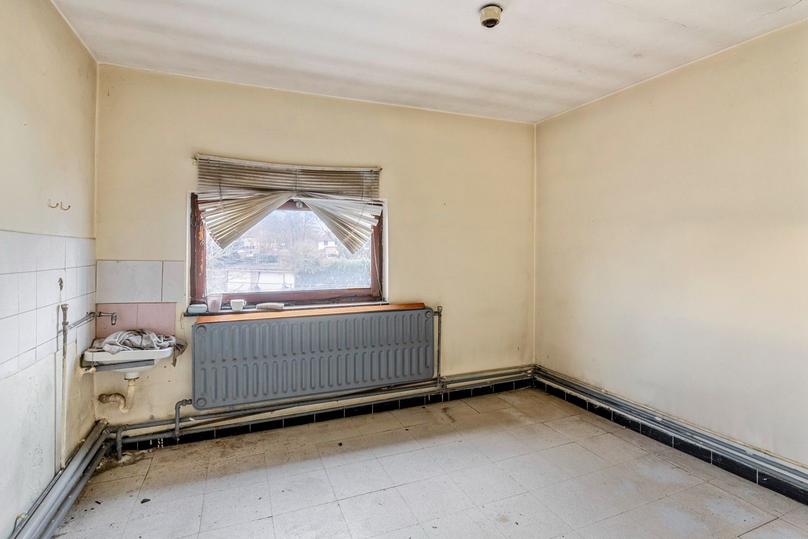 Woning met uitzonderlijk potentieel voor totale renovatie in Genk foto 13