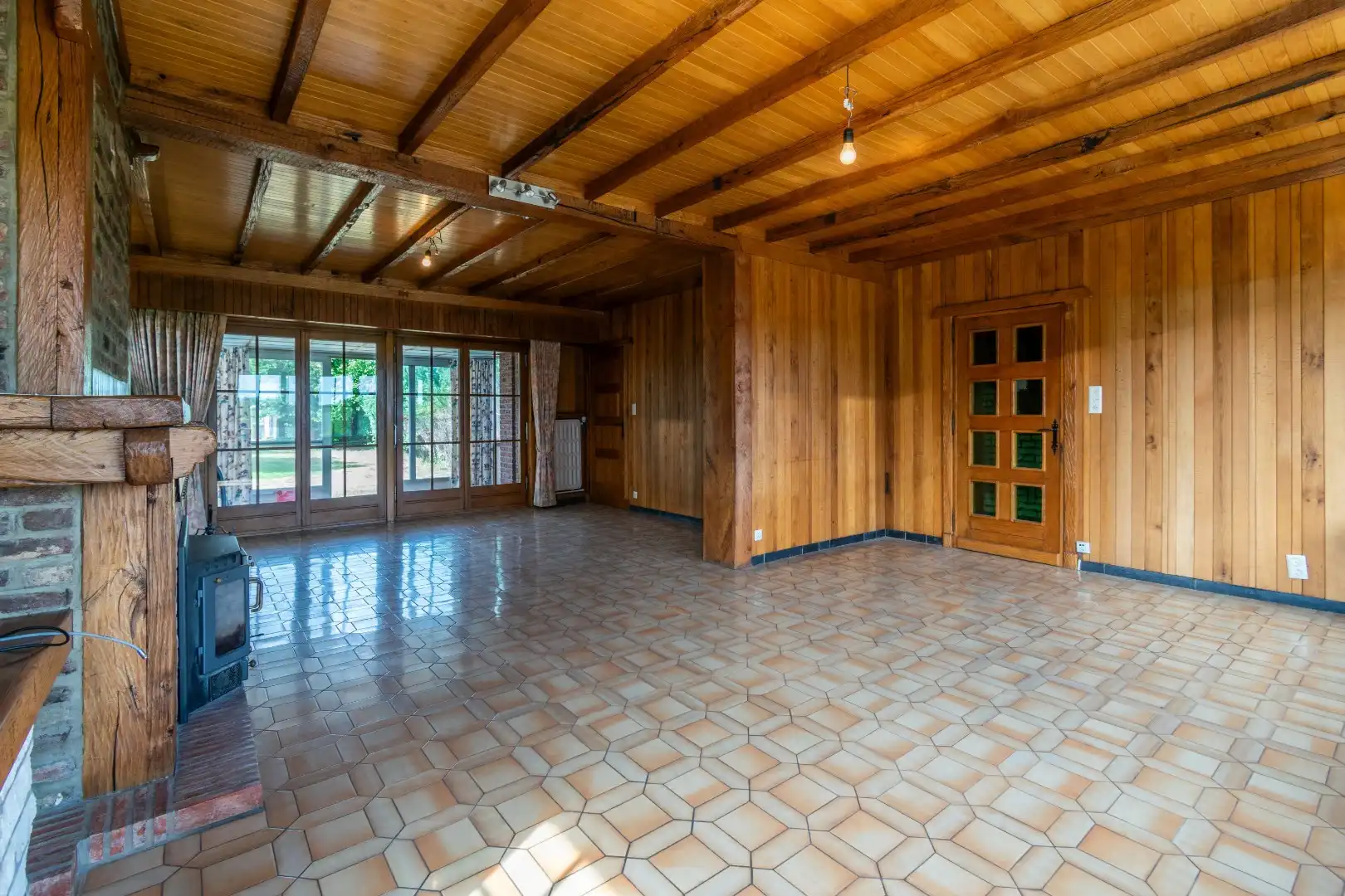 Een gebouwde drie - gevel villa (deels te renoveren) met o.a. 3 slaapkamers! foto 2