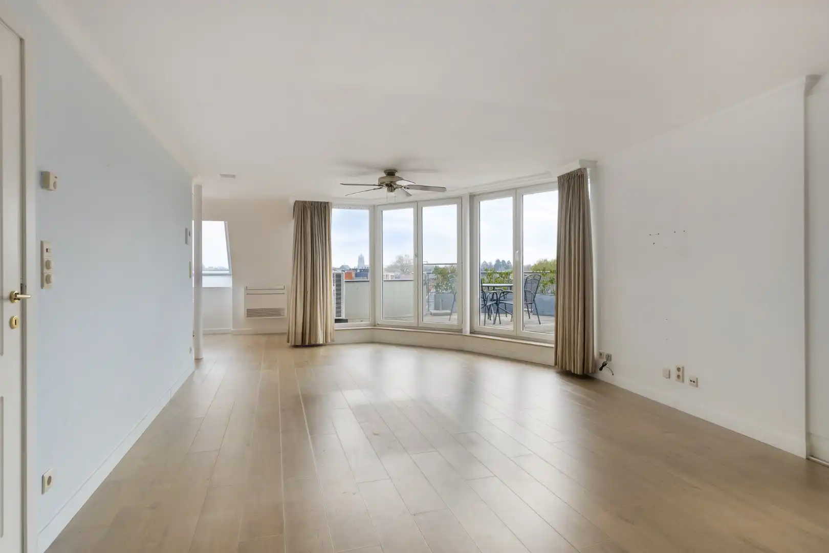 Ruim en lichtrijk appartement met 2/3 slpks, centraal gelegen in Mol - Ginderbroek !  foto 2