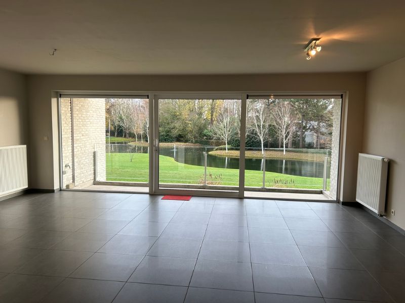 Stijlvol afgewerkt appartement met garage in privé domein De Steelander met natuurvijver en parktuin. foto {{pictureIndex}}