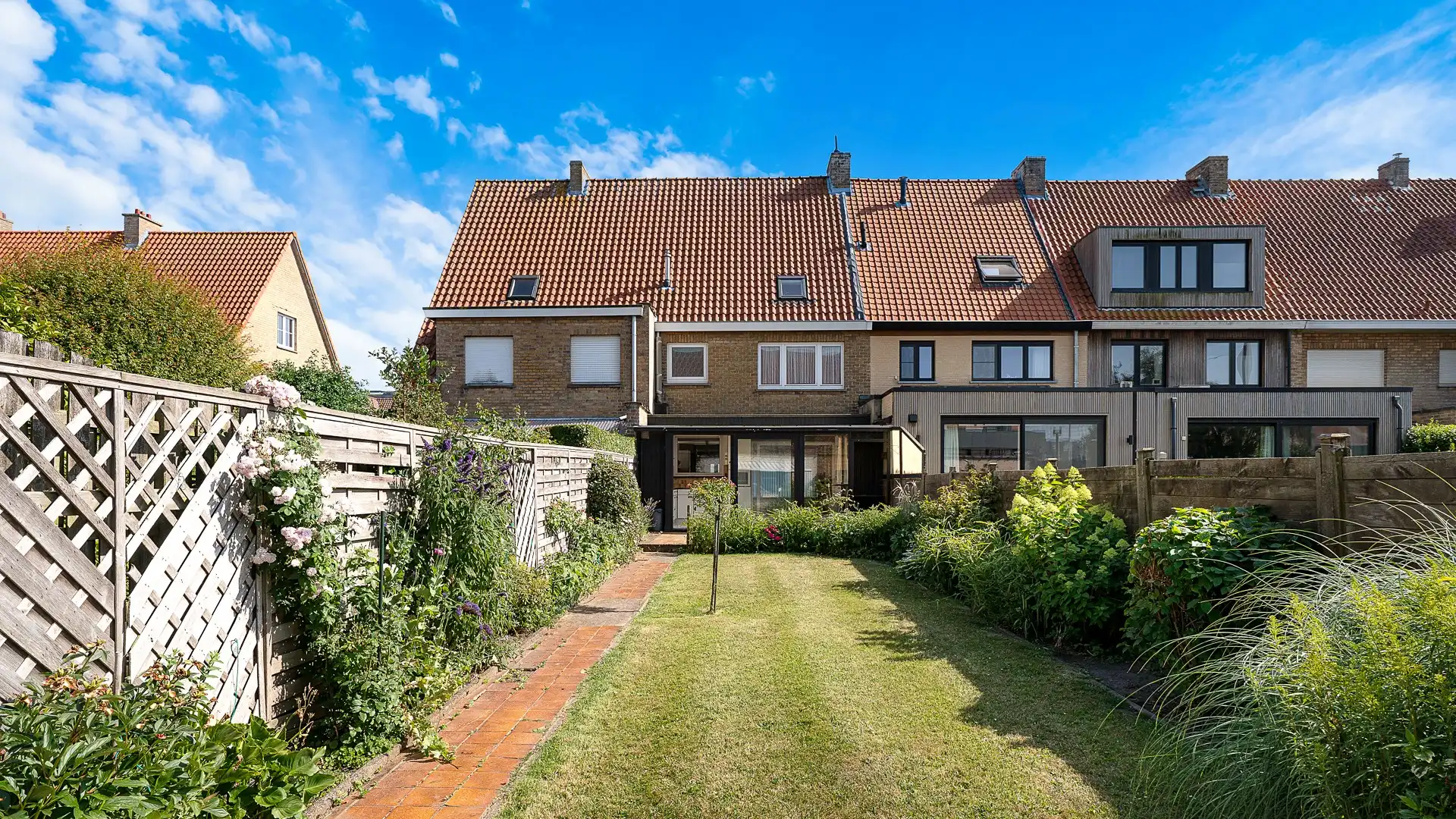 Huis met groot volume, leuke tuin en garage te Knokke foto 2