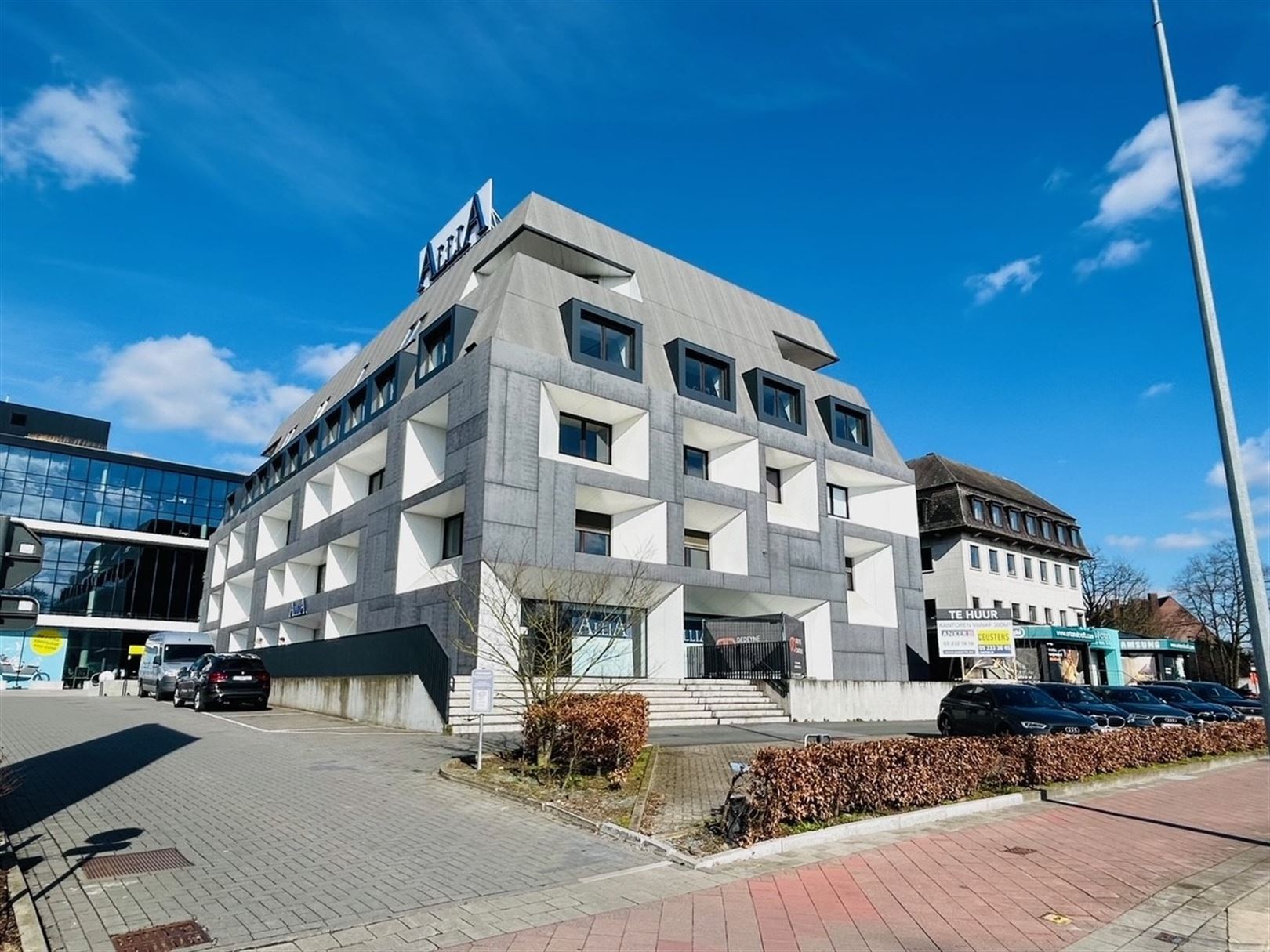 Kantoorgebouw foto {{pictureIndex}}