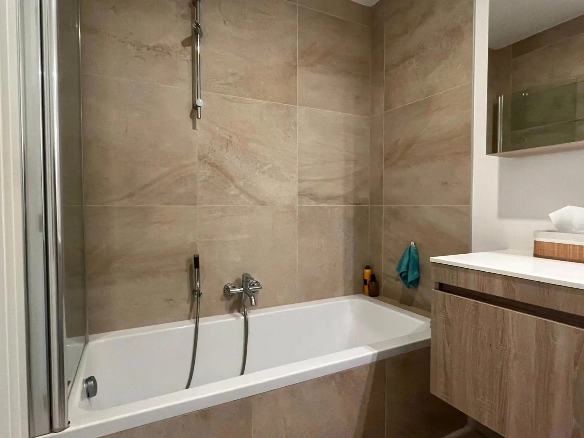 Prachtig twee-slaapkamerappartement mét parking en terras. foto 12