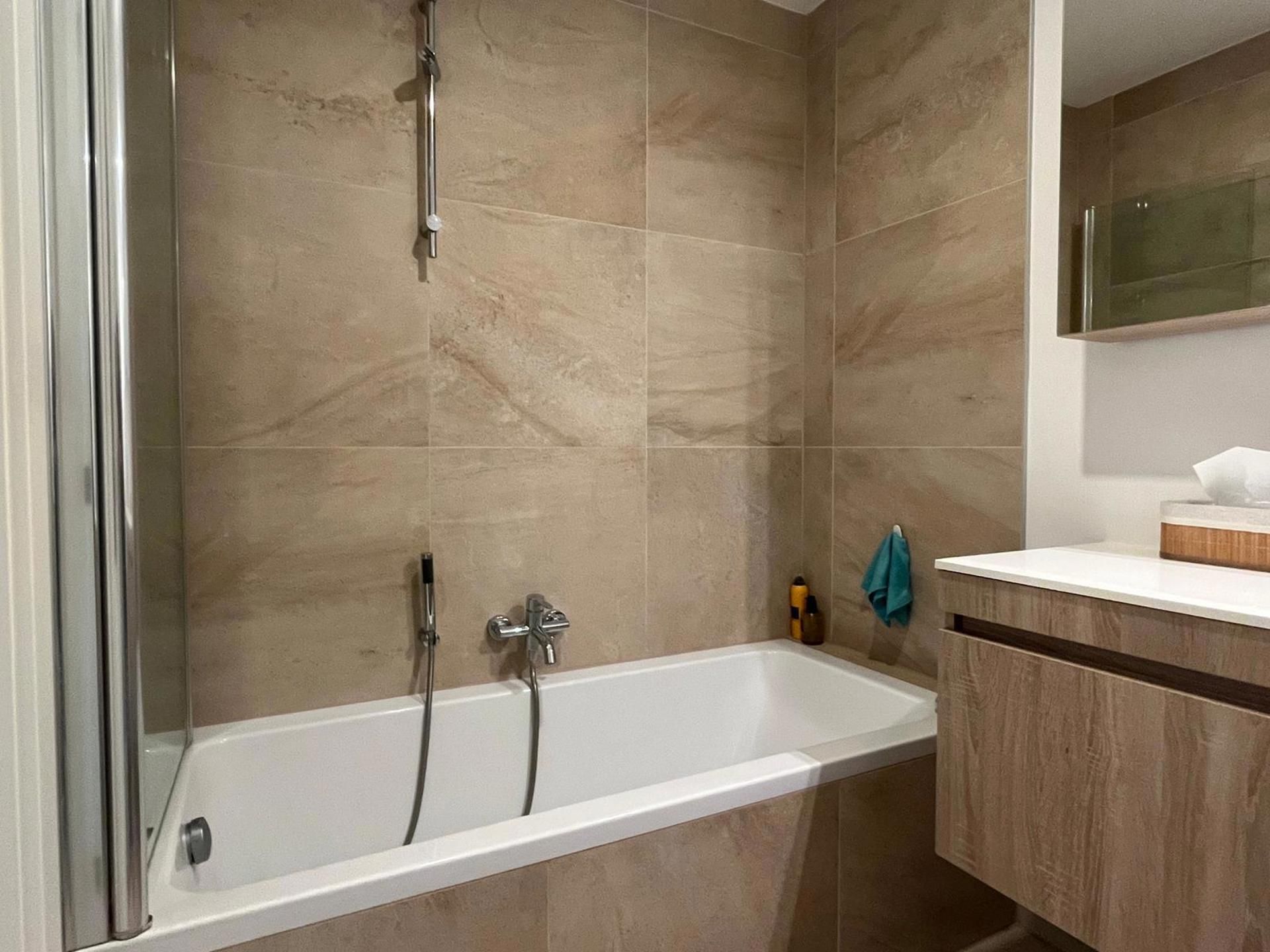 Prachtig twee-slaapkamerappartement mét parking en terras. foto 12