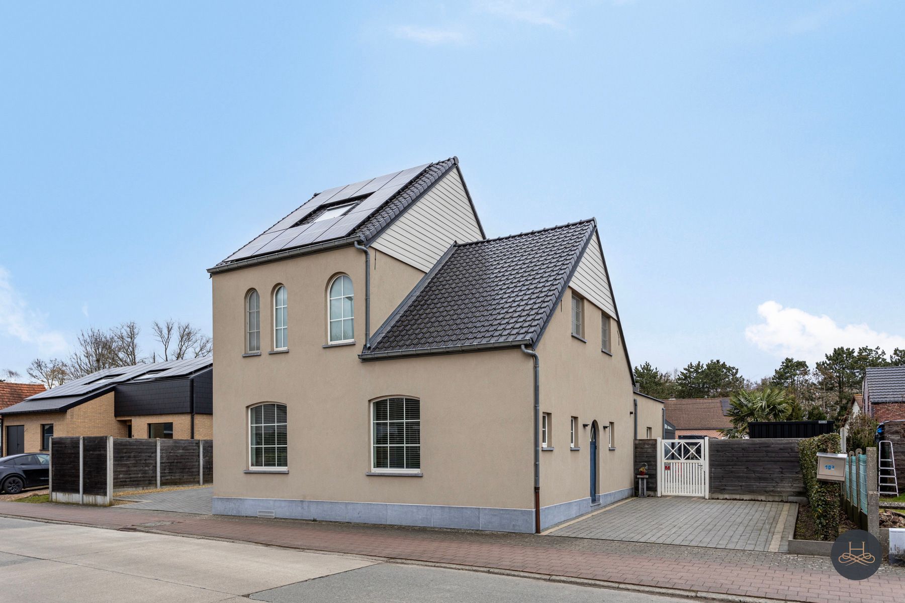 Gerenoveerde woning met grote garage/opslagplaats van +- 90 m2 foto 3