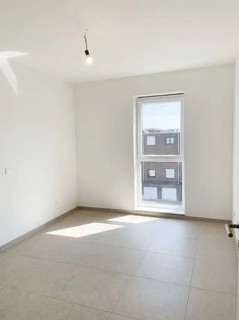 Ruim appartement met 2 slaapkamers, terras en autostaanplaats. foto 5