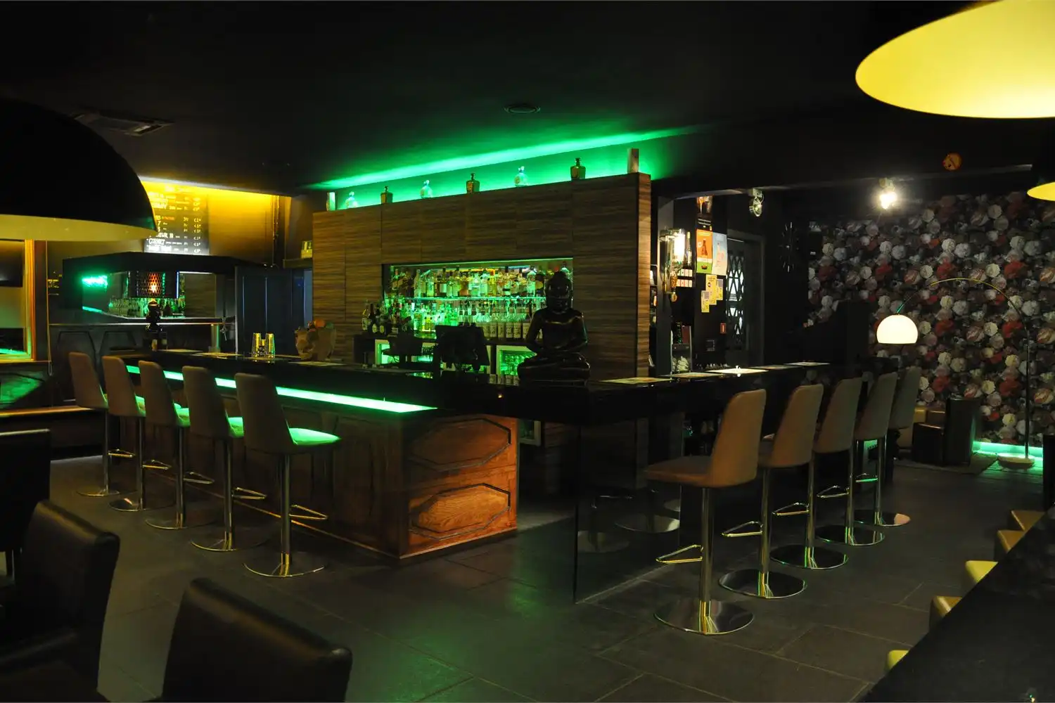 Handelspand met woonst en app. op toplocatie te Putte foto 5