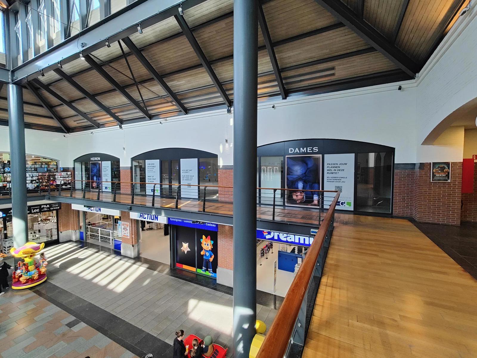 Shopping Center den Tir foto {{pictureIndex}}