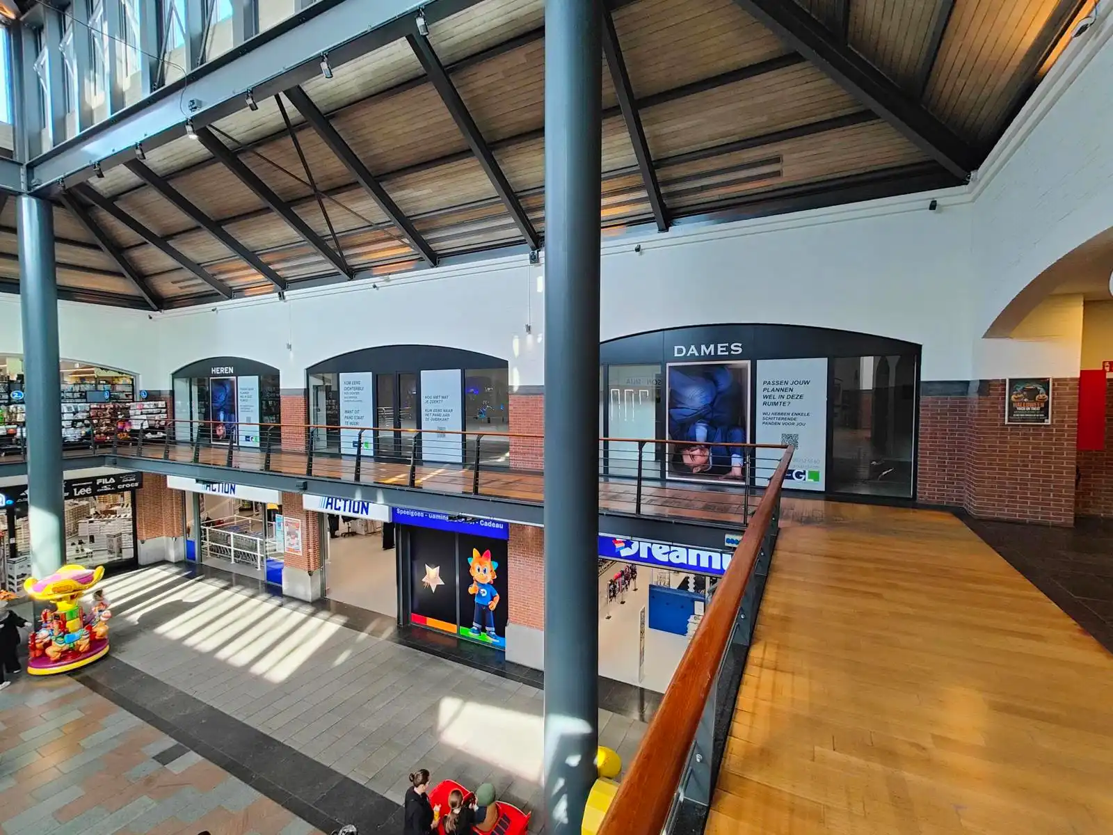 Shopping Center den Tir foto {{pictureIndex}}