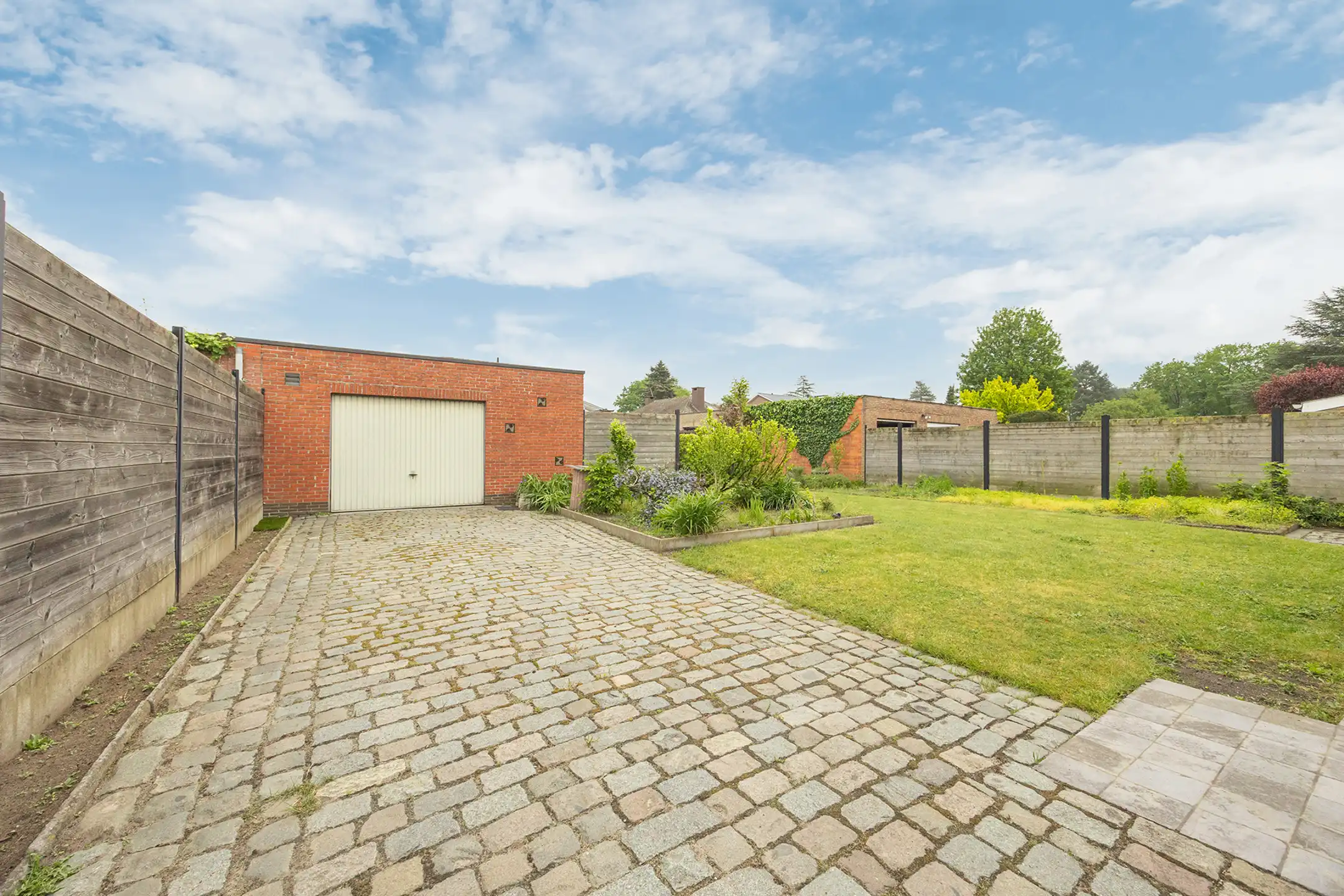 Open bebouwing met tuin en garage foto 27