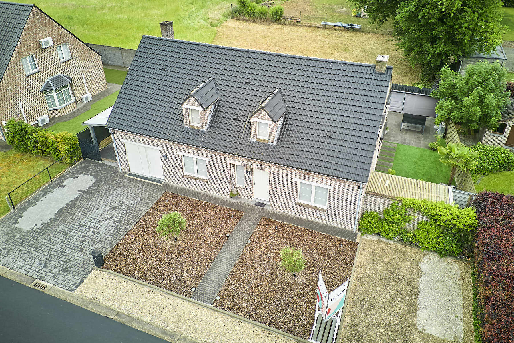 Kwalitatieve gezinswoning met achterliggende grond (totaal 9are) foto {{pictureIndex}}