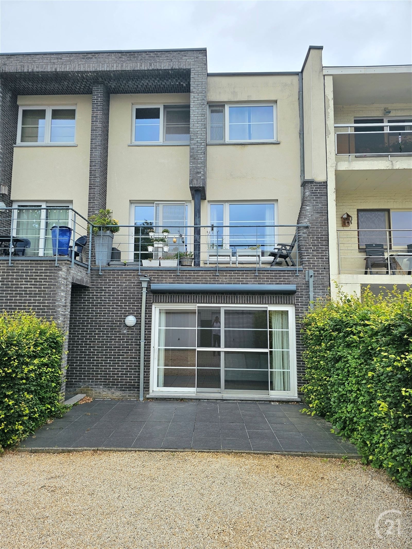 Lichtrijk gelijkvloersappartement met terras en garagebox foto 16