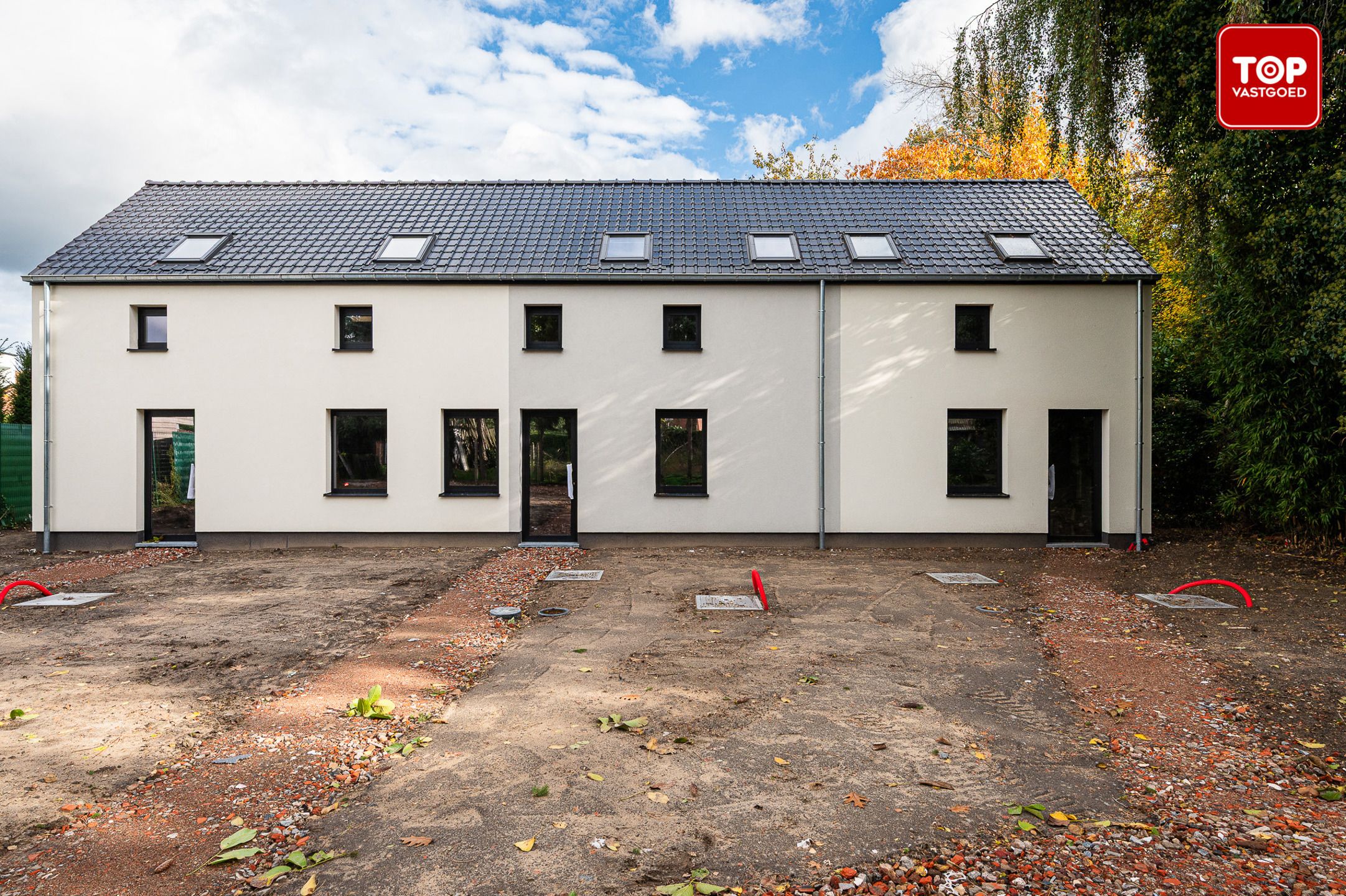 Gesloten bebouwing op een rustige locatie foto {{pictureIndex}}