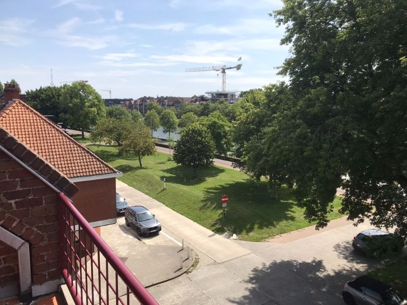 Rustig en zongeoriënteerd 3 slk appartement (153 m²), terras met een groen en weids uitzicht over het Kanaal Gent-Oostende, kelder met private autostaanplaats - op wandelafstand van AZ Sint Jan Campus en op 3 km  van het centrum van Brugge. foto 2