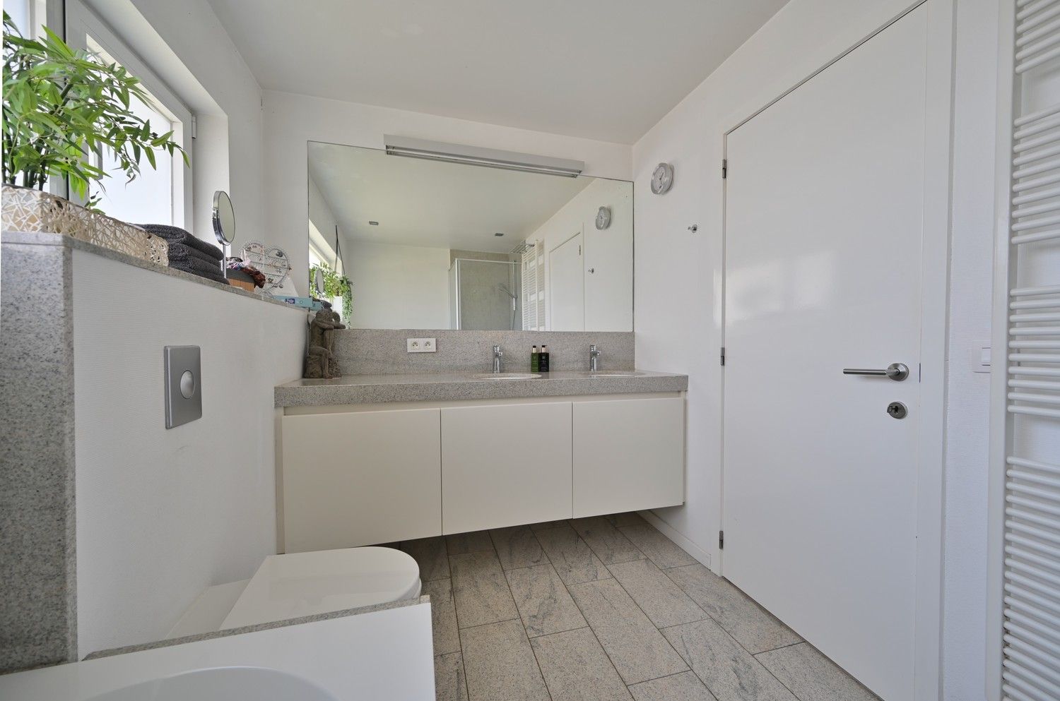 Moderne split-level bungalow met 4 slaapkamers en 2 badkamers, op prachtige bosrijke locatie te Lanaken-Neerharen foto 22
