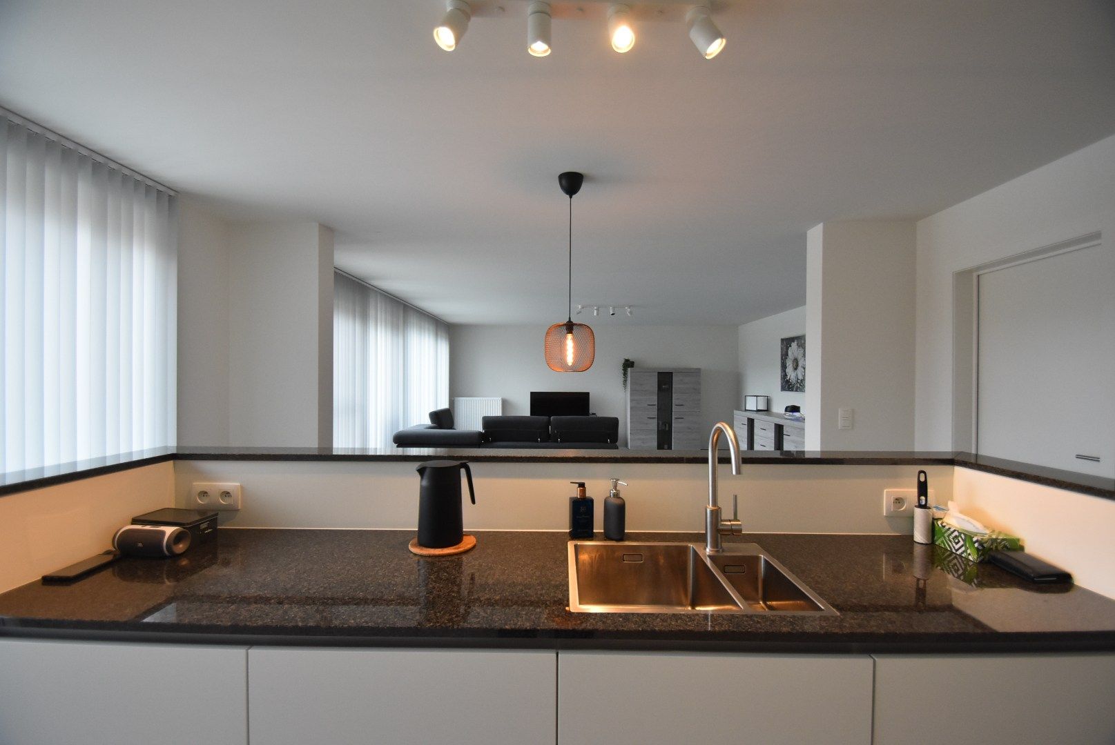 Knap ingericht  en ruim appartement met 2 slaapkamers en groot terras foto 13