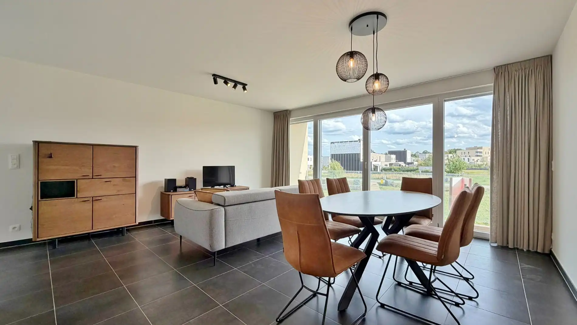 Recent, lichtrijk appartement met twee slaapkamers, zonnig terras en autostaanplaats.  foto 3