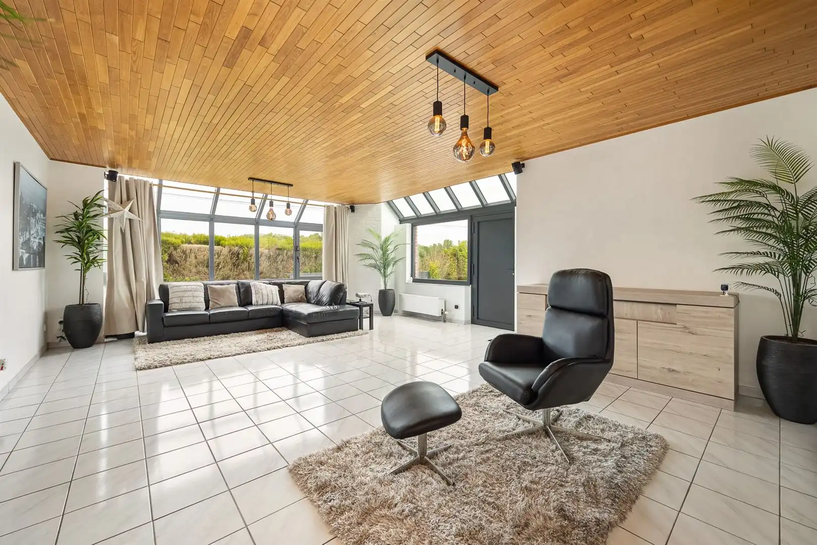Woning met burelen, opslagruimte en een prachtige tuin! foto 4