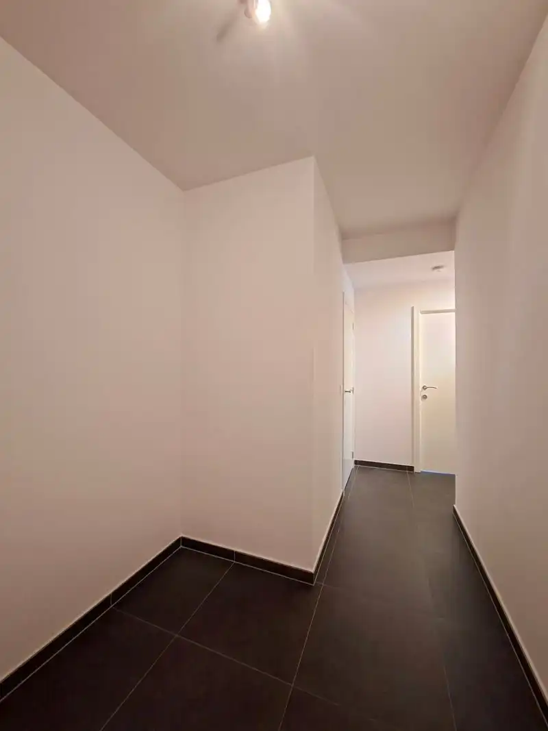 Modern en stijlvol gelijkvloers appartement net buiten Genk centrum foto 3