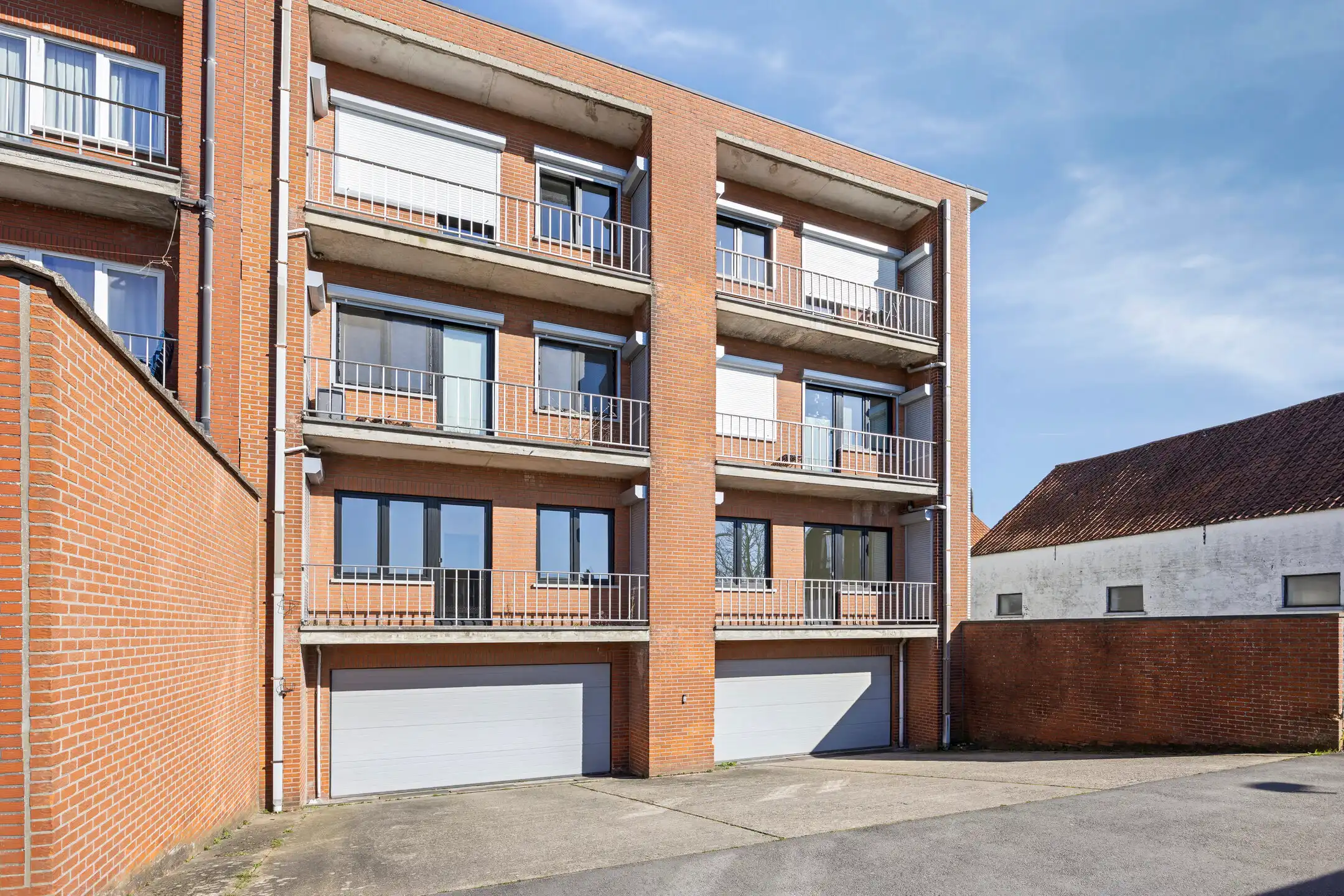 Gelijkvloerse, gerenoveerde kantoorruimte met aparte bureaus foto 14