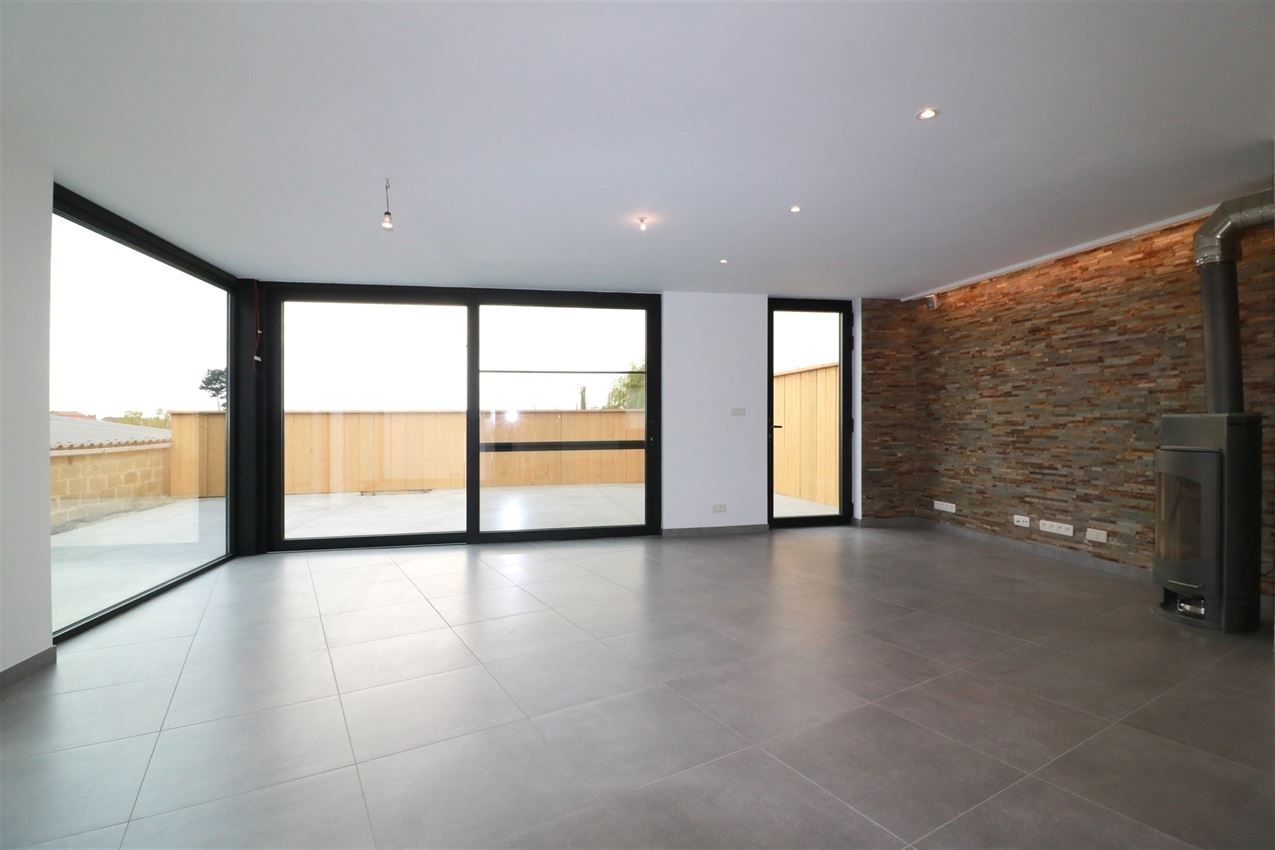 Architecturaal plaatje met 4 slpk., garage en riant terras foto 8
