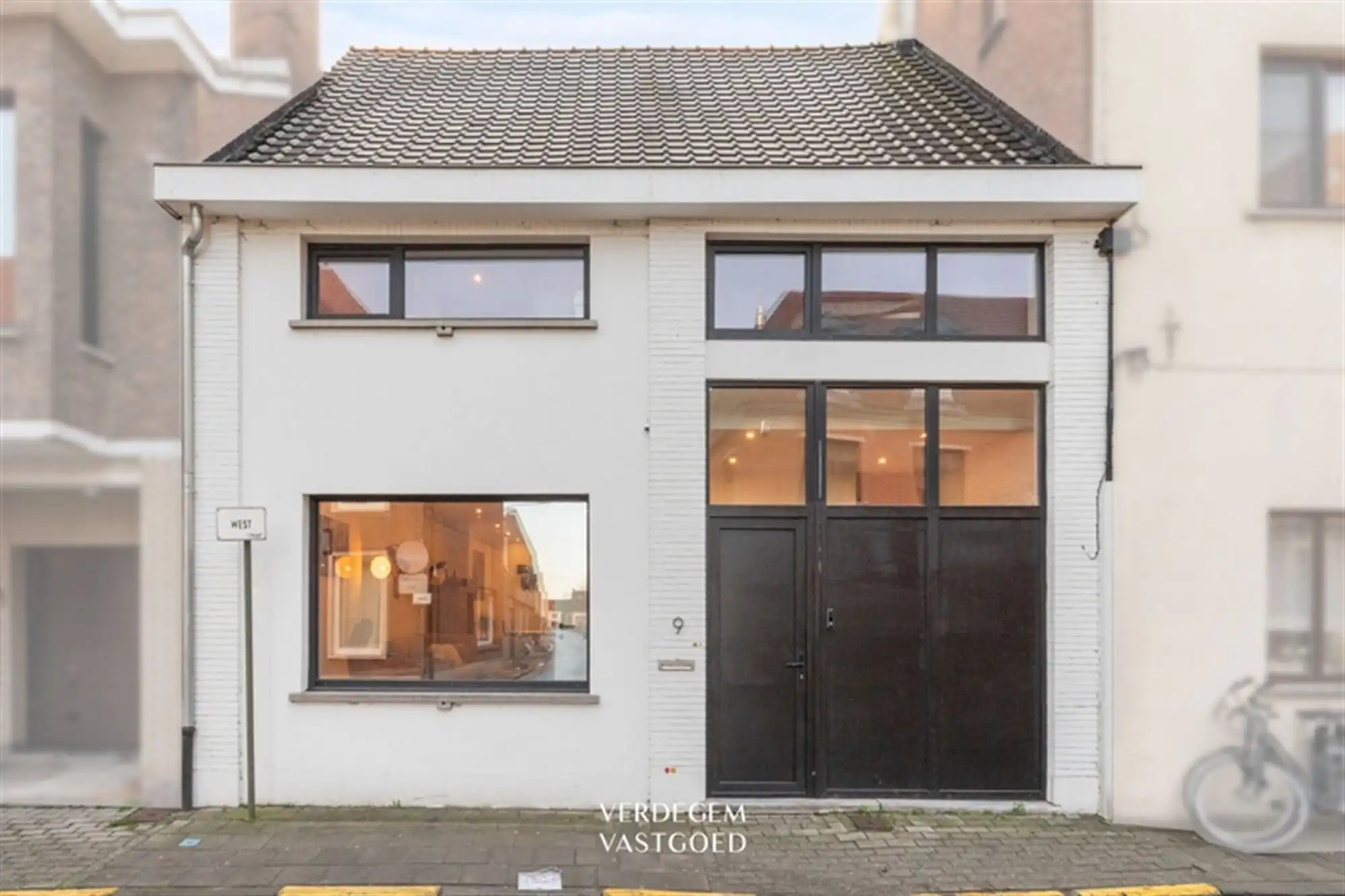 Mooi gerenoveerde gezinswoning met 3 slaapkamers en verrassend grote tuin foto {{pictureIndex}}