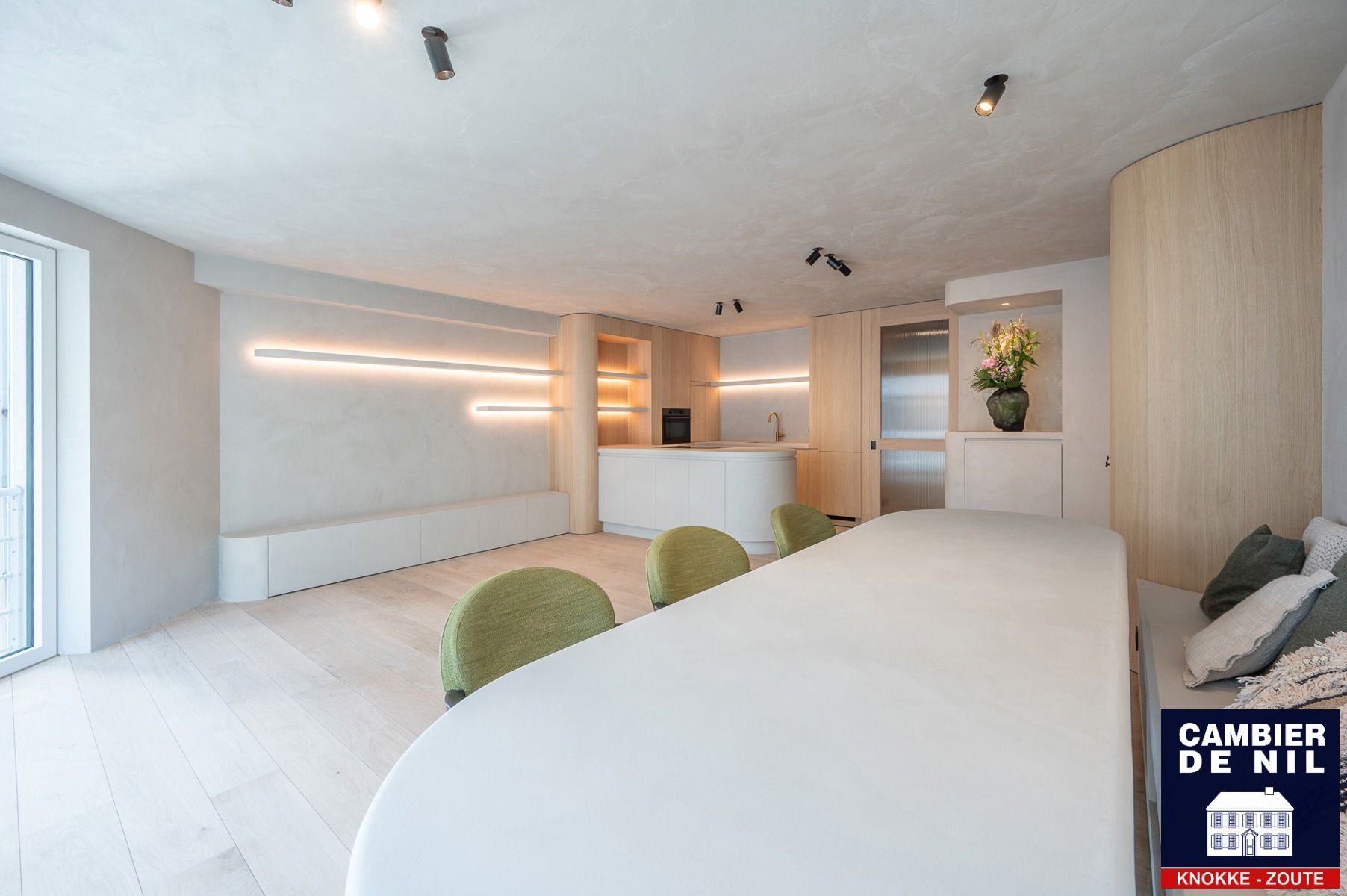 Tijdloos gerenoveerd appartement met zijdelings zeezicht  foto 3