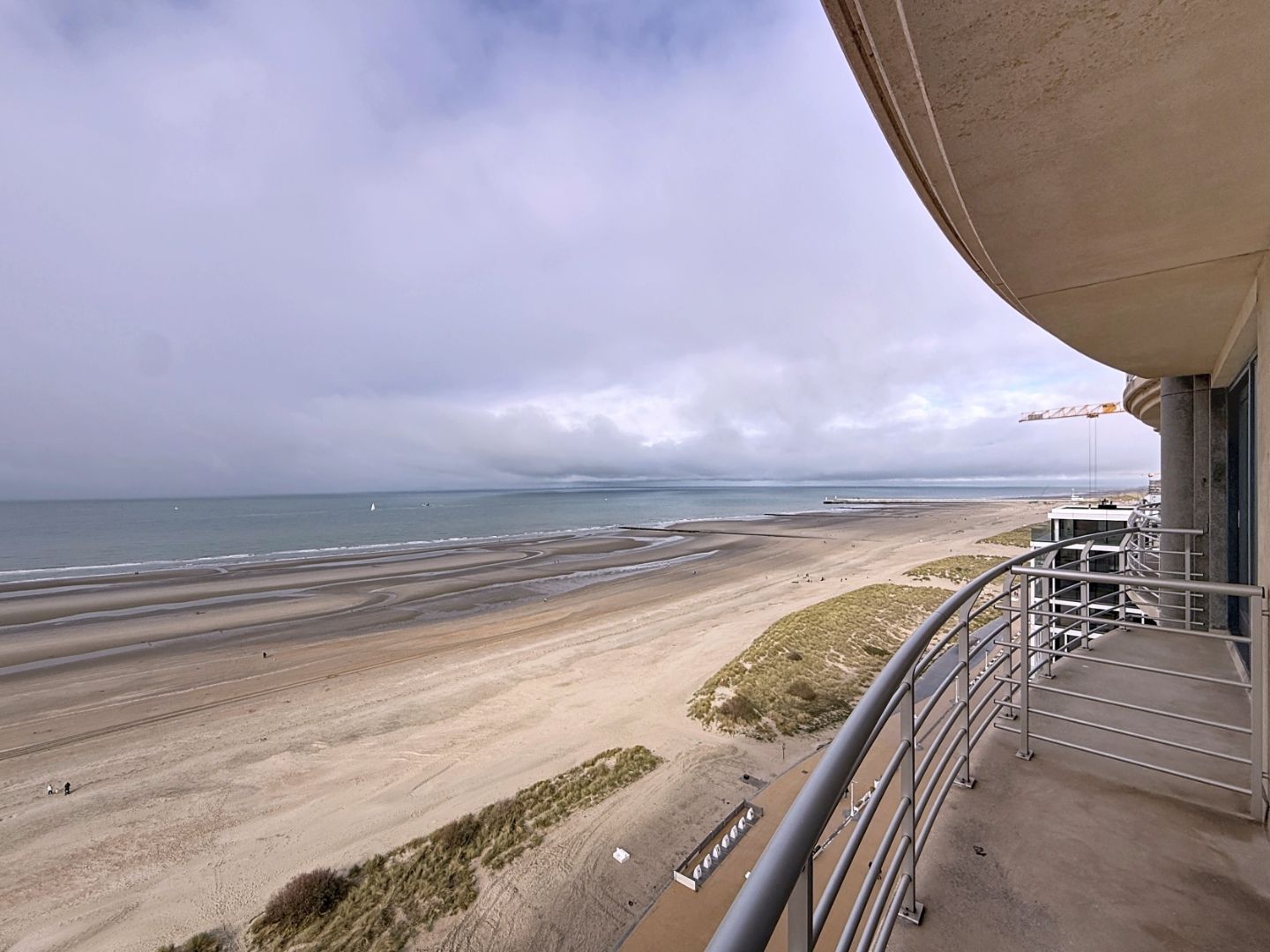 Lichtrijk appartement  op het 15de verdiep met frontaal zeezicht te Nieuwpoort. foto 2