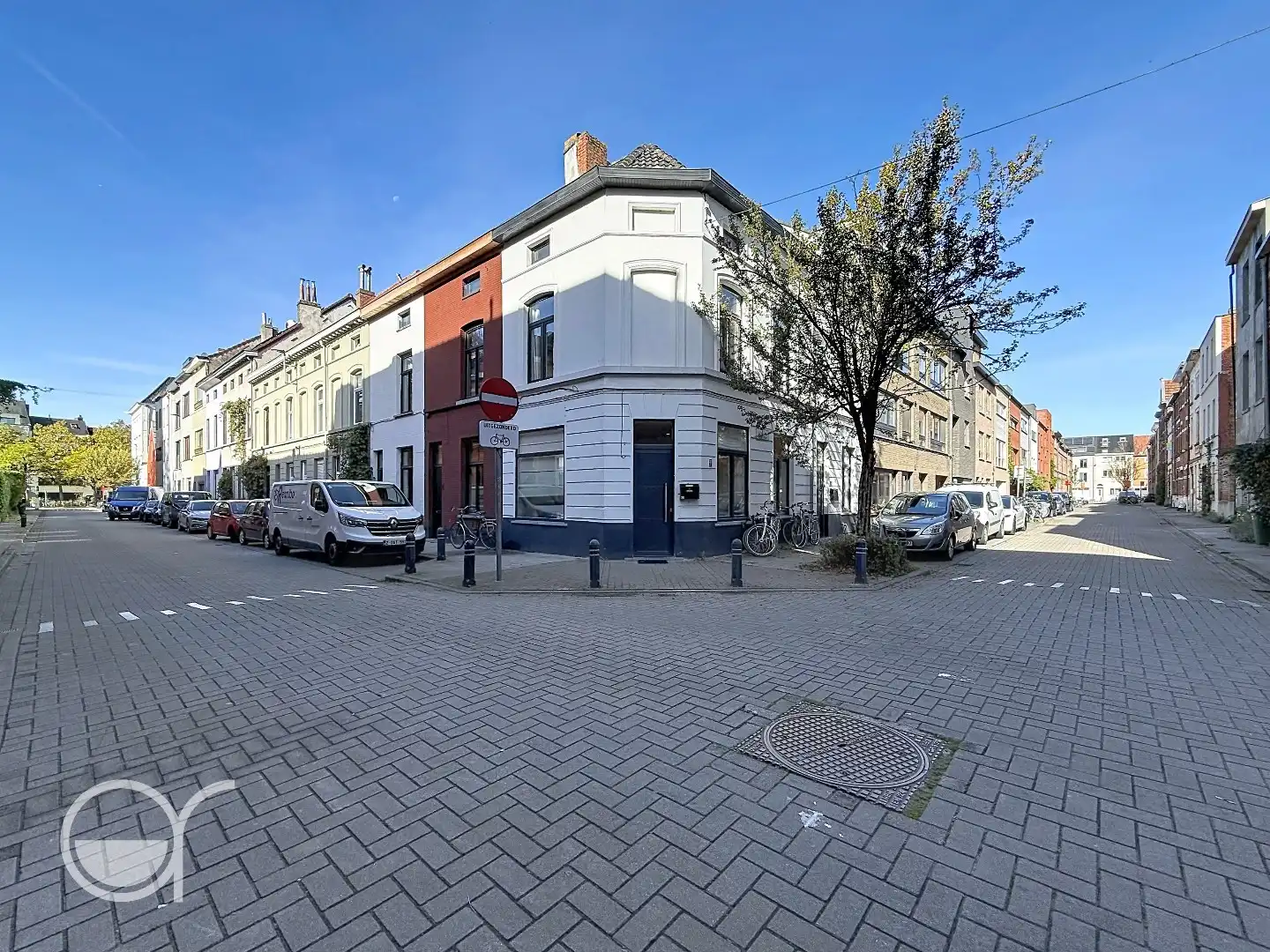 Uitstekend gelegen hoekwoning aan de Visserijvaart in Gent foto {{pictureIndex}}