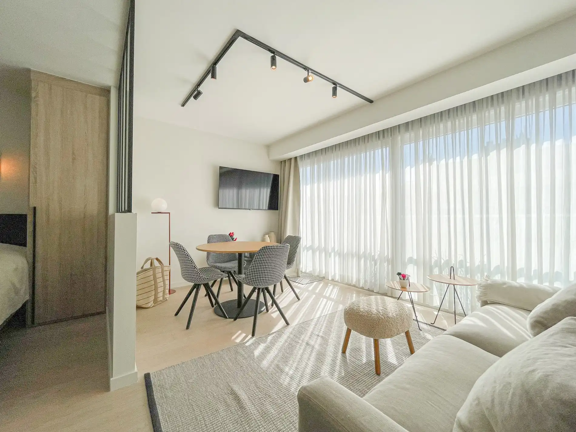 Recent tijdloos gerenoveerd appartement gelegen op de Kustlaan.  foto 2