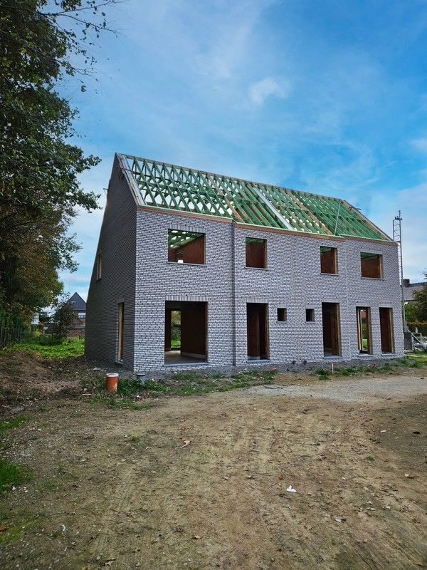 Twee halfopen nieuwbouwwoningen op rustige locatie foto 2