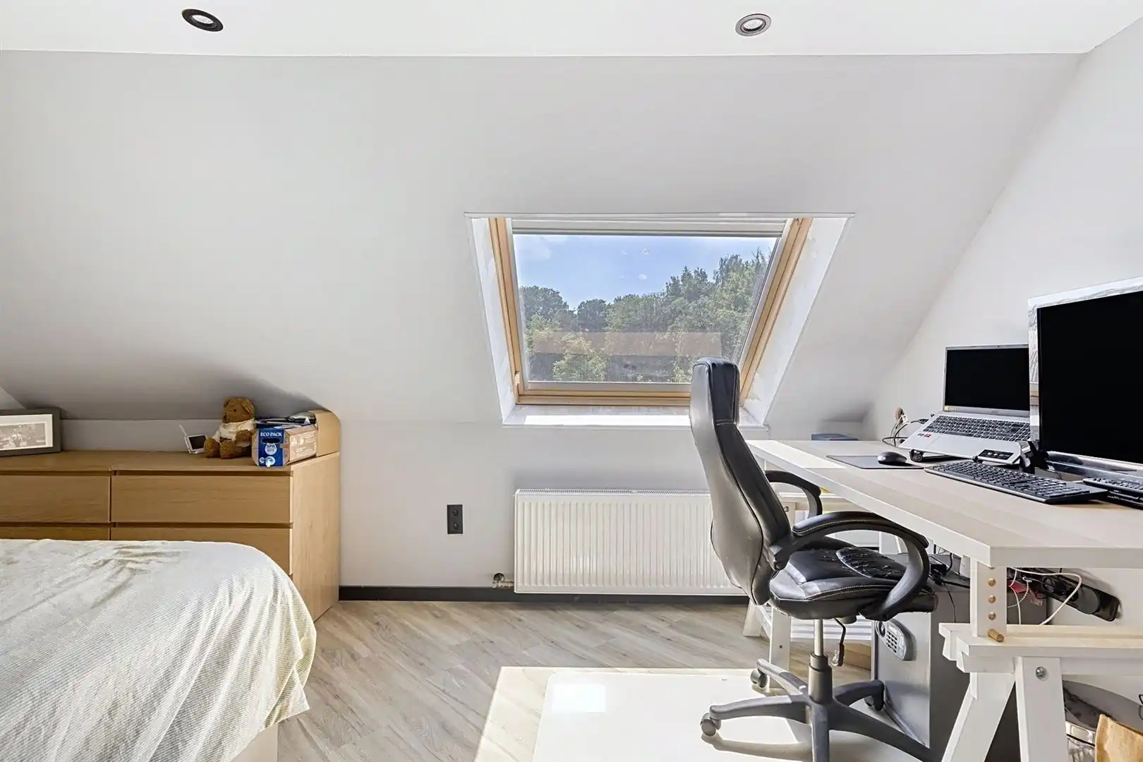HOB met 3 slaapkamers, veel ruimte en licht, een dieplopende tuin en veel potentieel foto 17