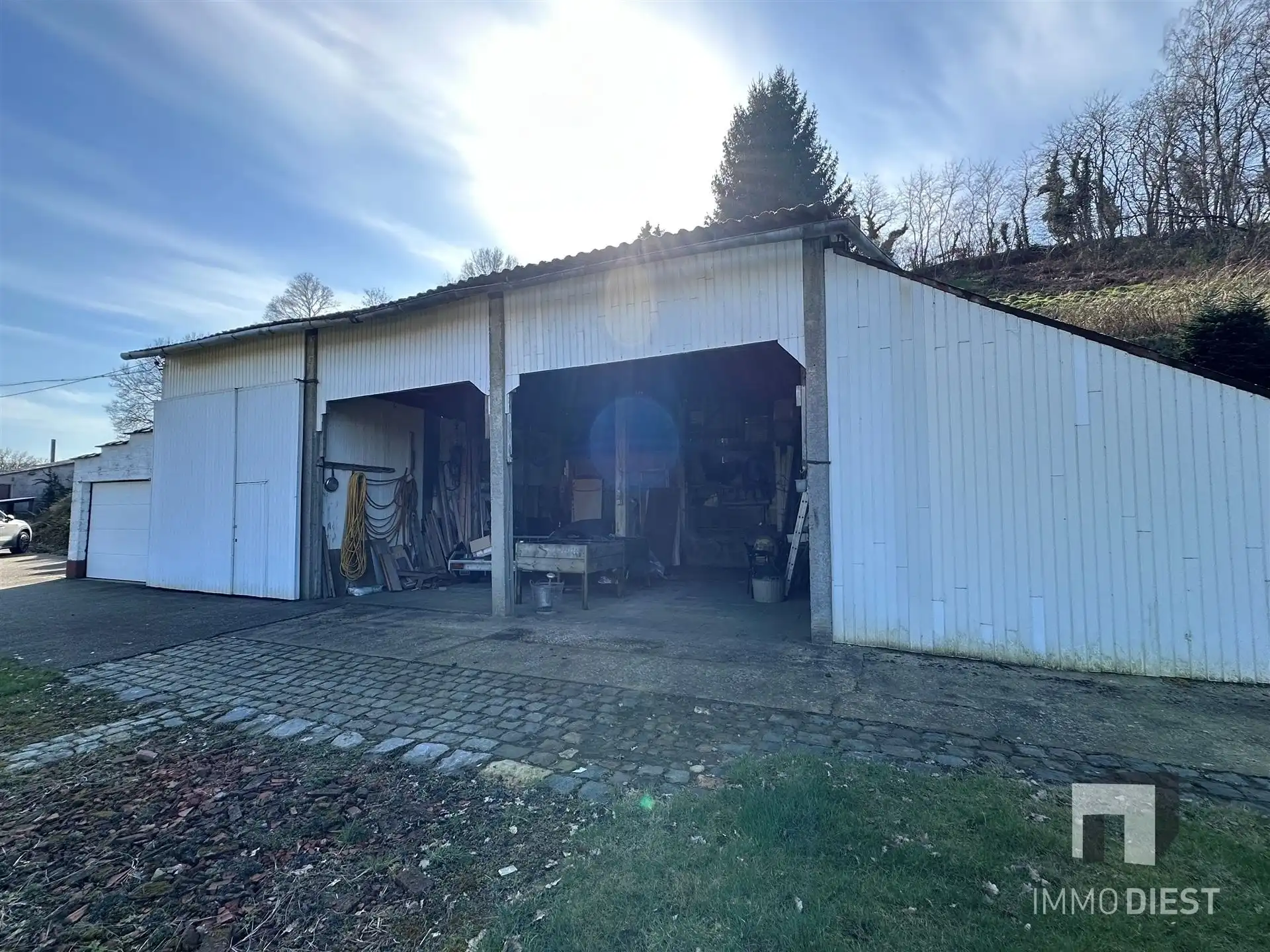 Woning met grote garage en stalling foto 34