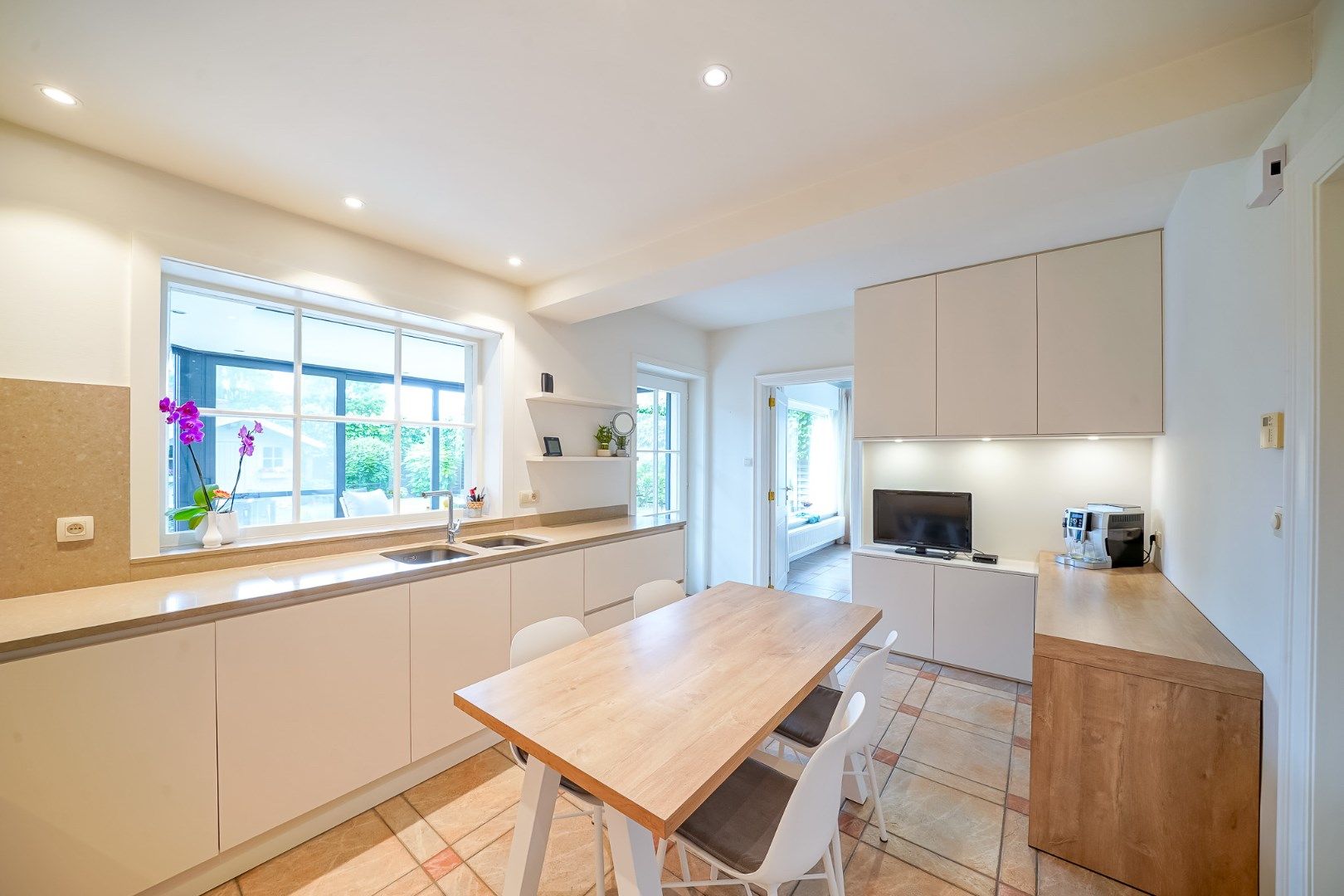Instapklare, uitstekend onderhouden woning in hartje Oudenburg. foto 9
