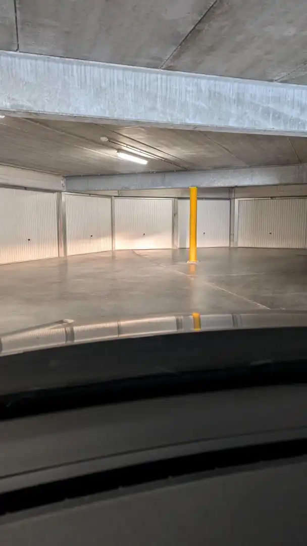 Gesloten garagebox te huur in het centrum van St. Idesbald foto 3