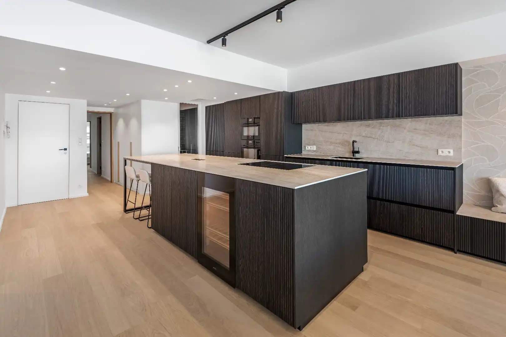 Ruim plateau-appartement met frontaal zeezicht (10 meter gevelbreedte) gelegen aan het Rubensplein. Inpandige parking. foto 5